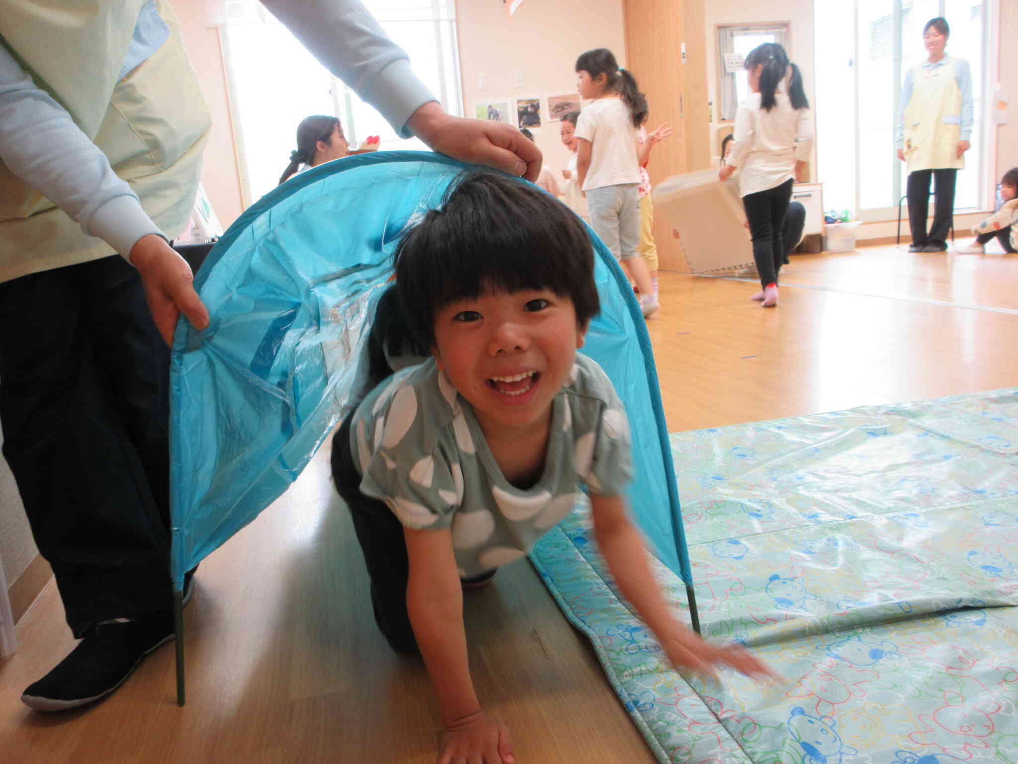 幼児クラスのお友だちは、何度も何度もこいのぼりトンネルをくぐって楽しみました！