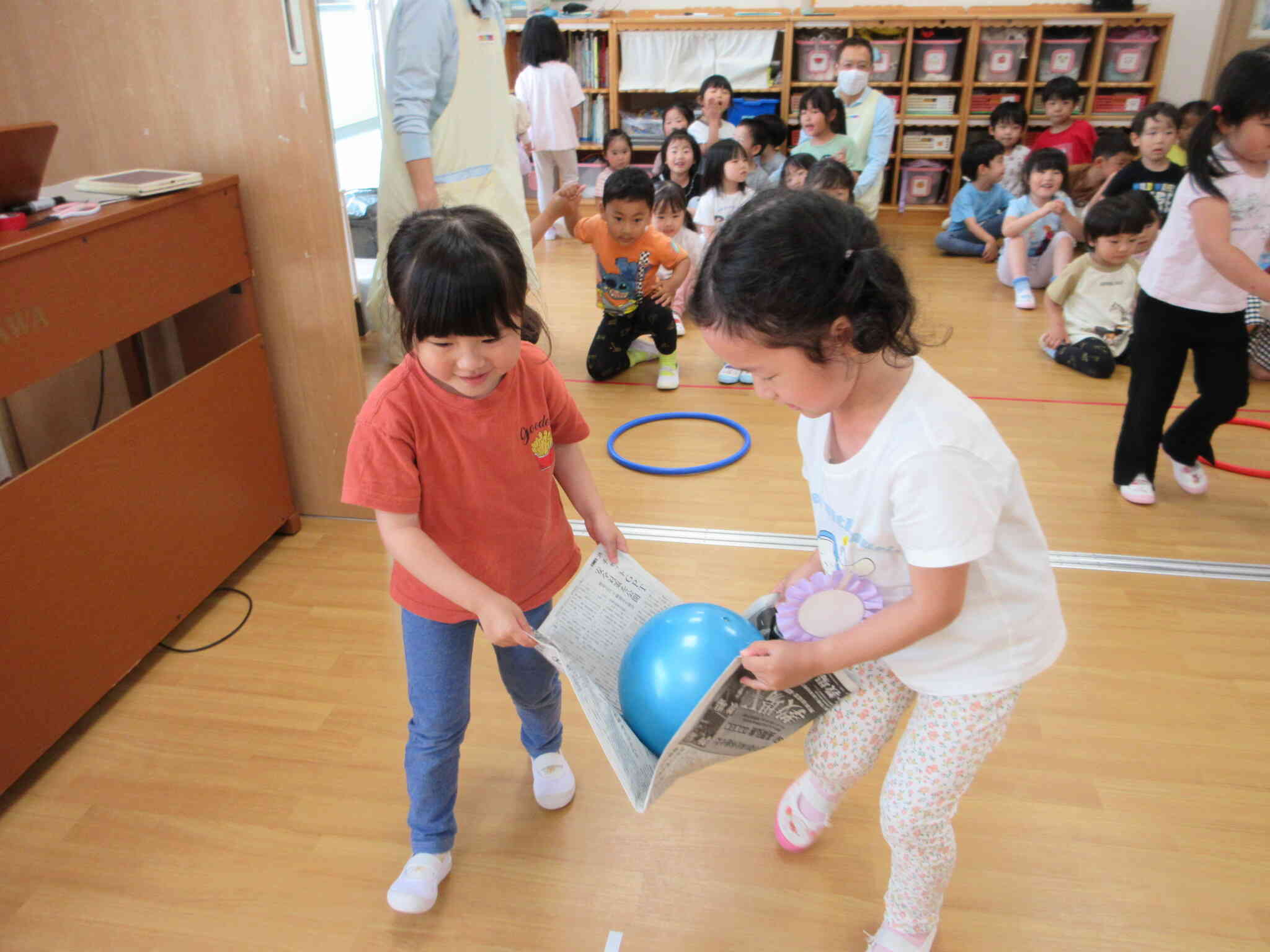 各チームが様々な方法でボールを運び競争します。