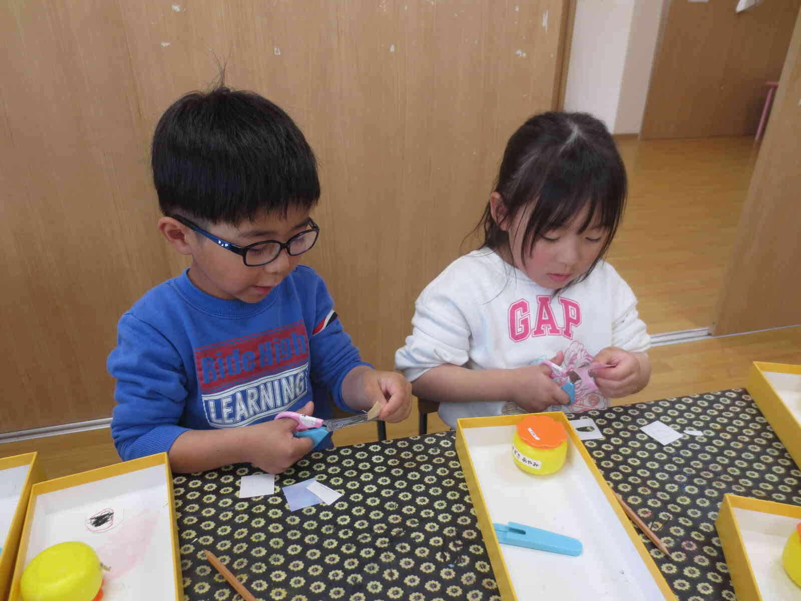 はさみは真剣に使ってます！