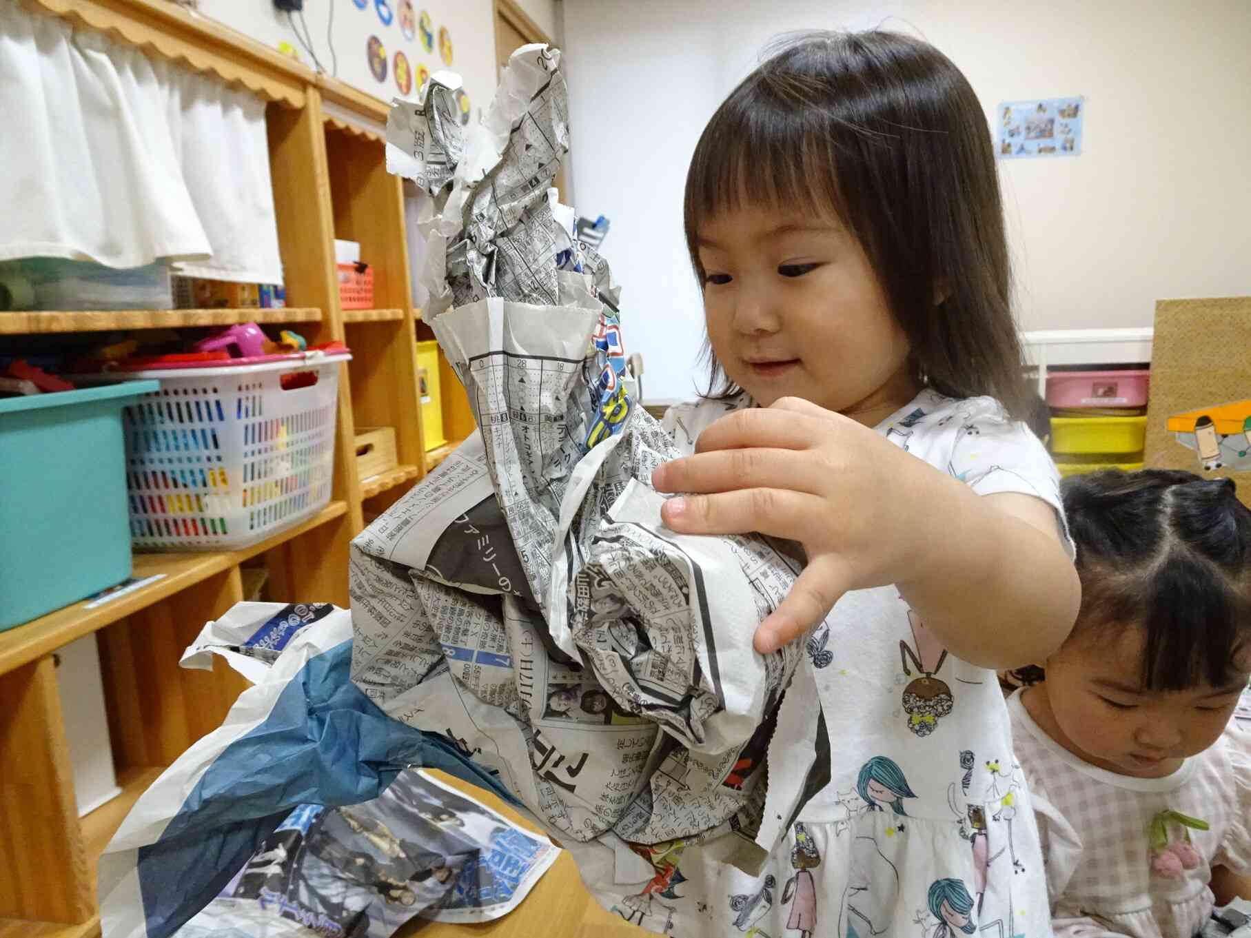 うさぎ組　新聞遊び②～雨の生き物見立て遊び～