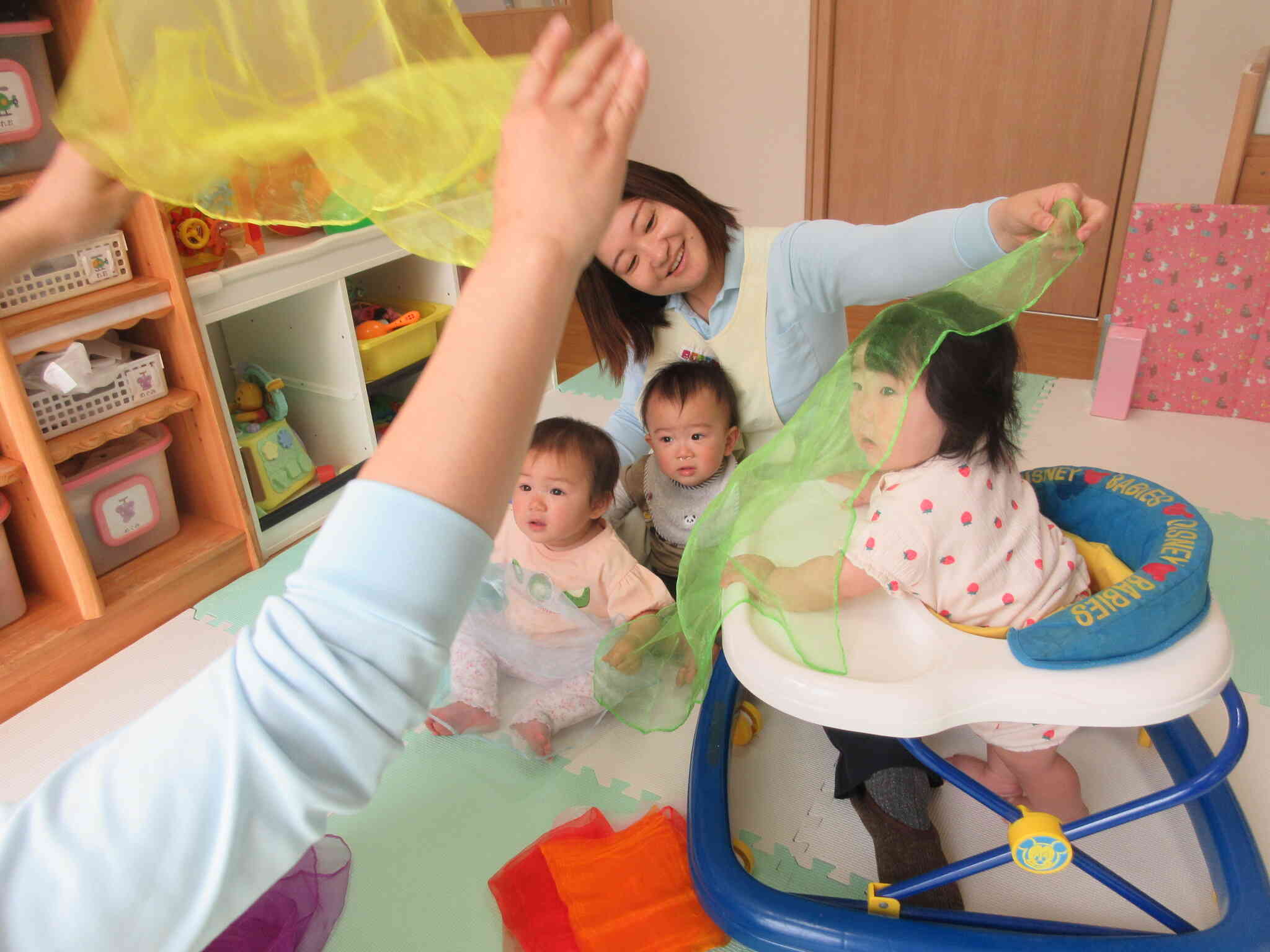 上から下から大風こい！！の歌に合わせてスカーフを動かしてみたよ！