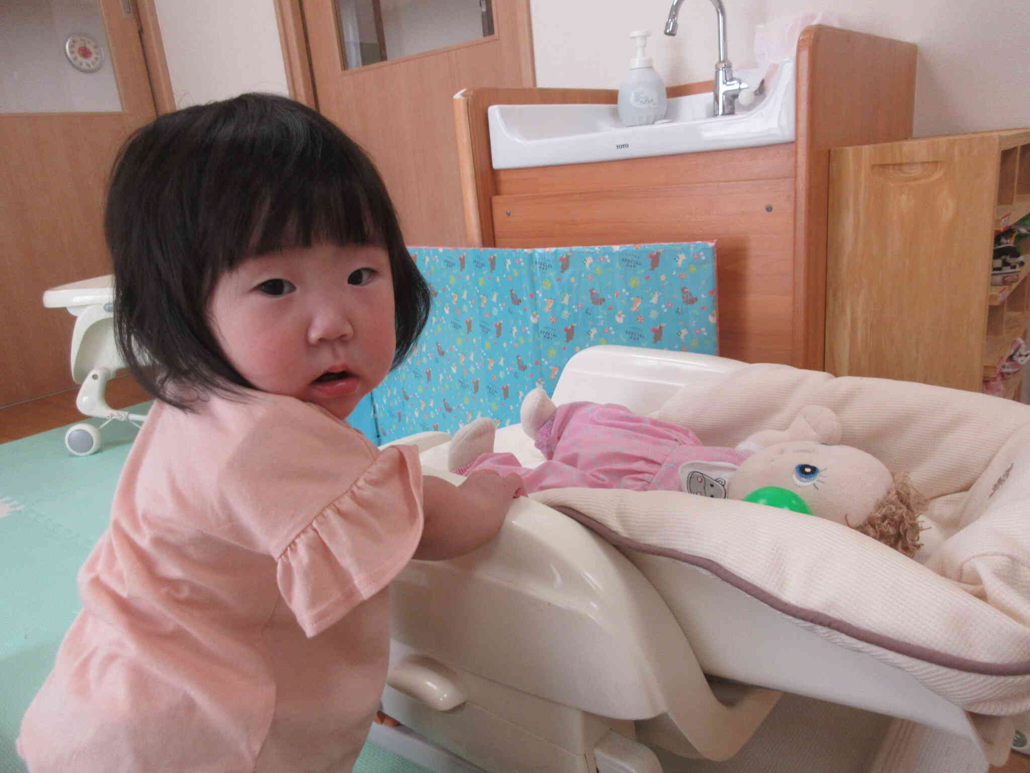 トントン赤ちゃん寝かしつけ！先生の動きよくみてくれてるね！