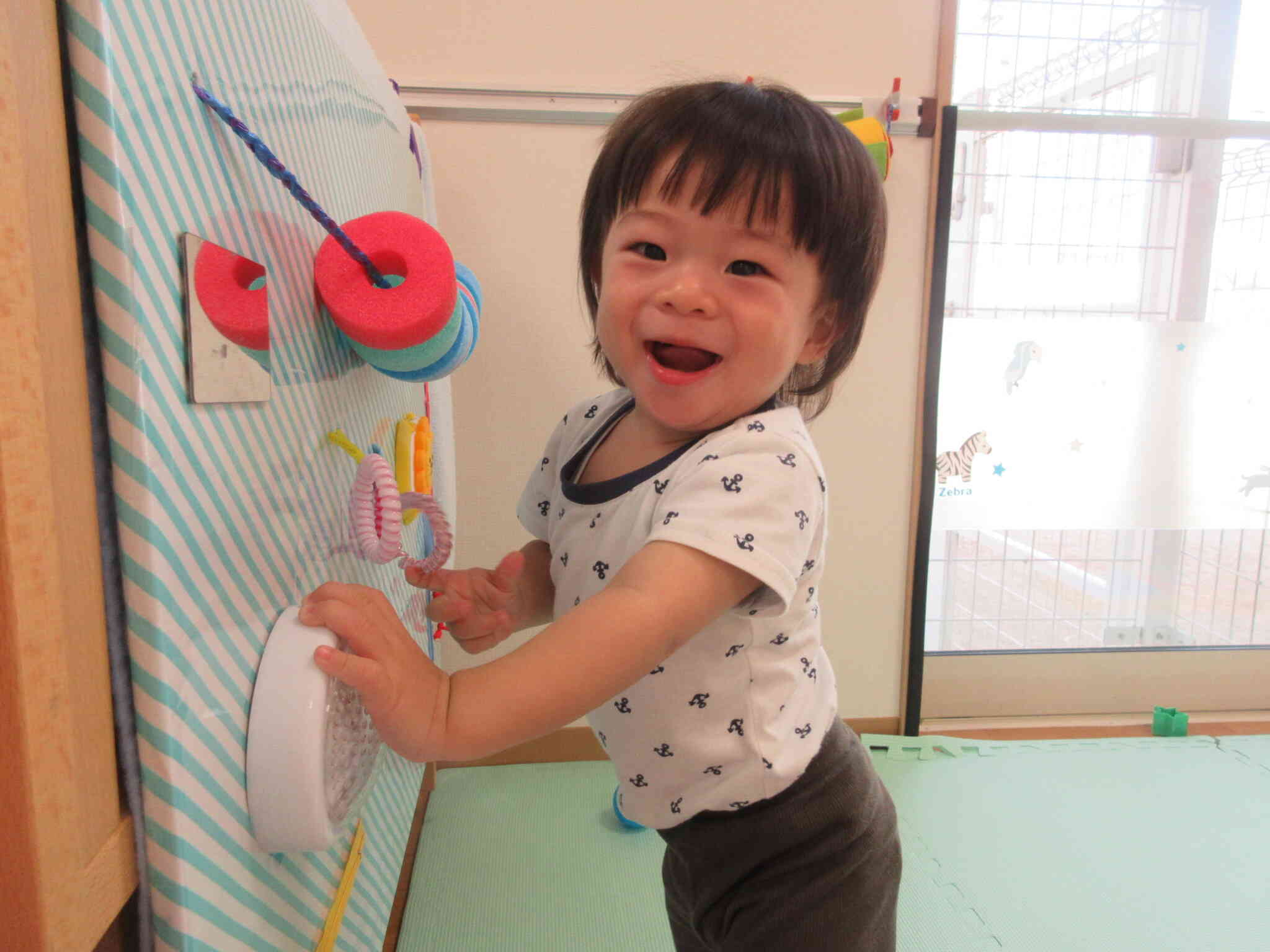 プレイマットで遊ぶよ！！ぴかっと光るライトがお気に入りなんだ！！