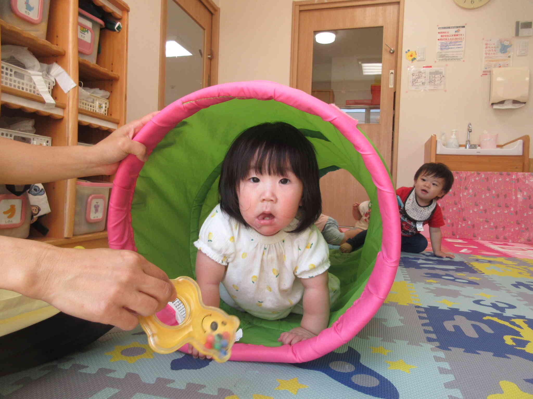 長いトンネルくぐれたよ～！！もう行っていいかな？と順番待ちしているお友だちも！！