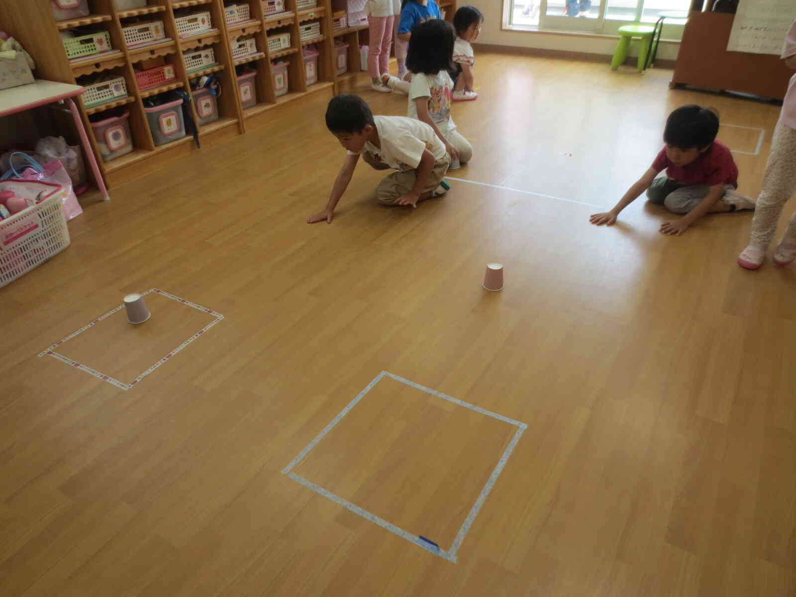 紙コップシュートでは、スライドさせて枠の中にいれようと頑張っていました！