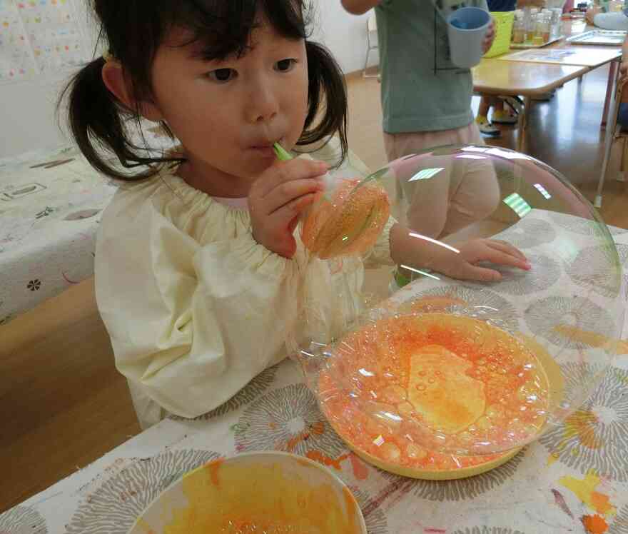 色水×しゃぼん玉で遊んだよ！こんなに大きいしゃぼん玉できたー！