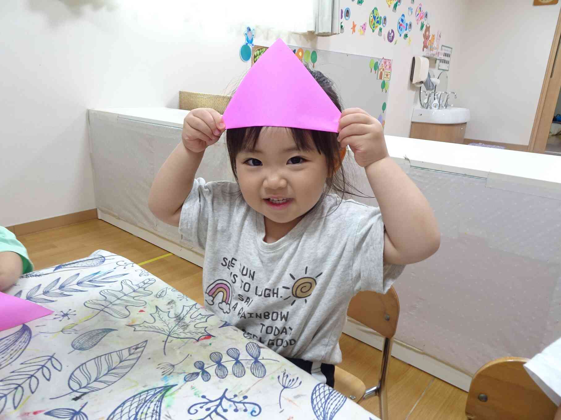 頭にのせて「ぼうしみたーい！」と見立てていました！