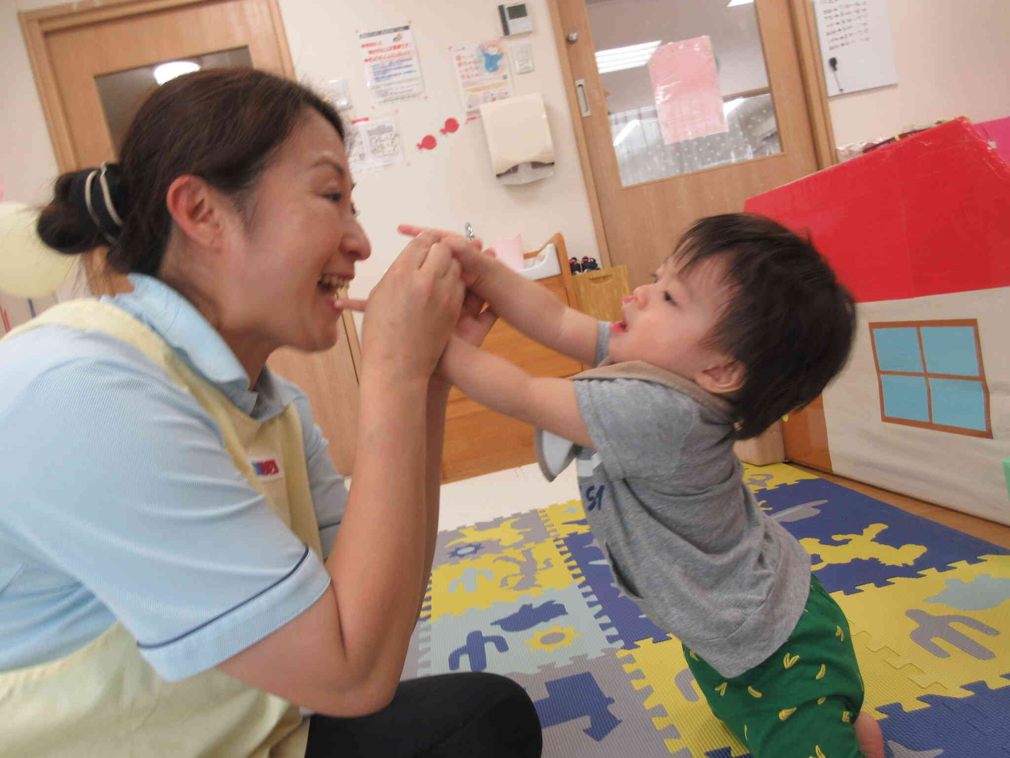 先生の目はどこ？？と聞くと、ここ～～～～！！とすごい勢いで指差しするお友だち！！そうそう！ここだね！！
