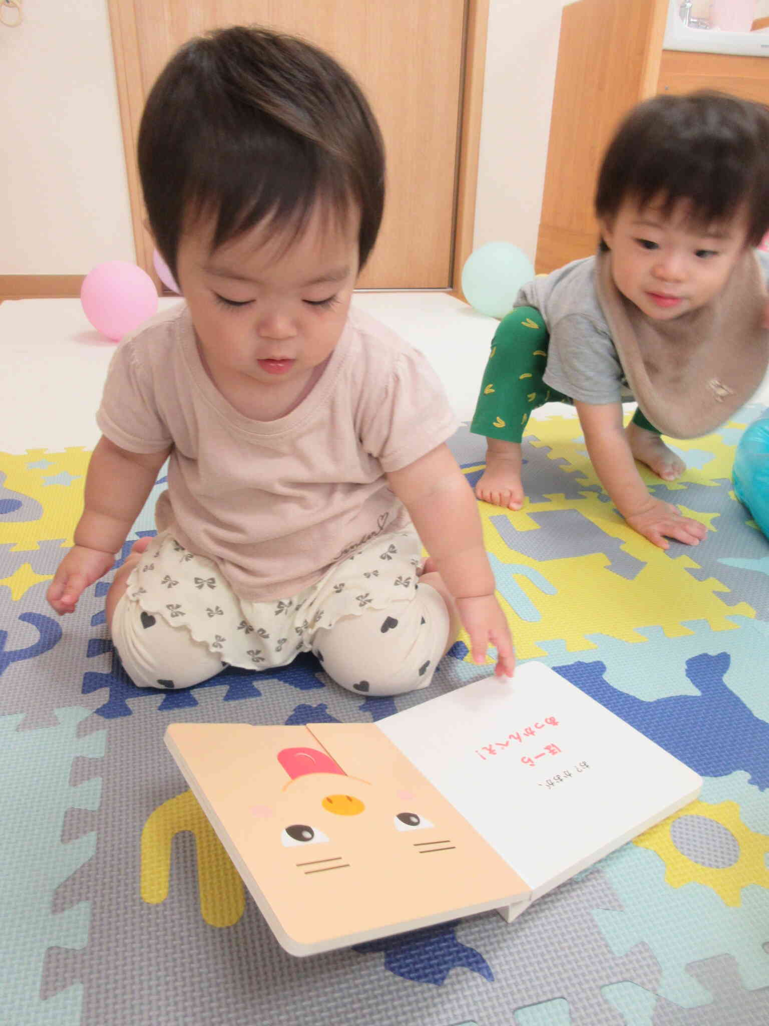 「お？かお！！」の仕掛け絵本がお気に入り。