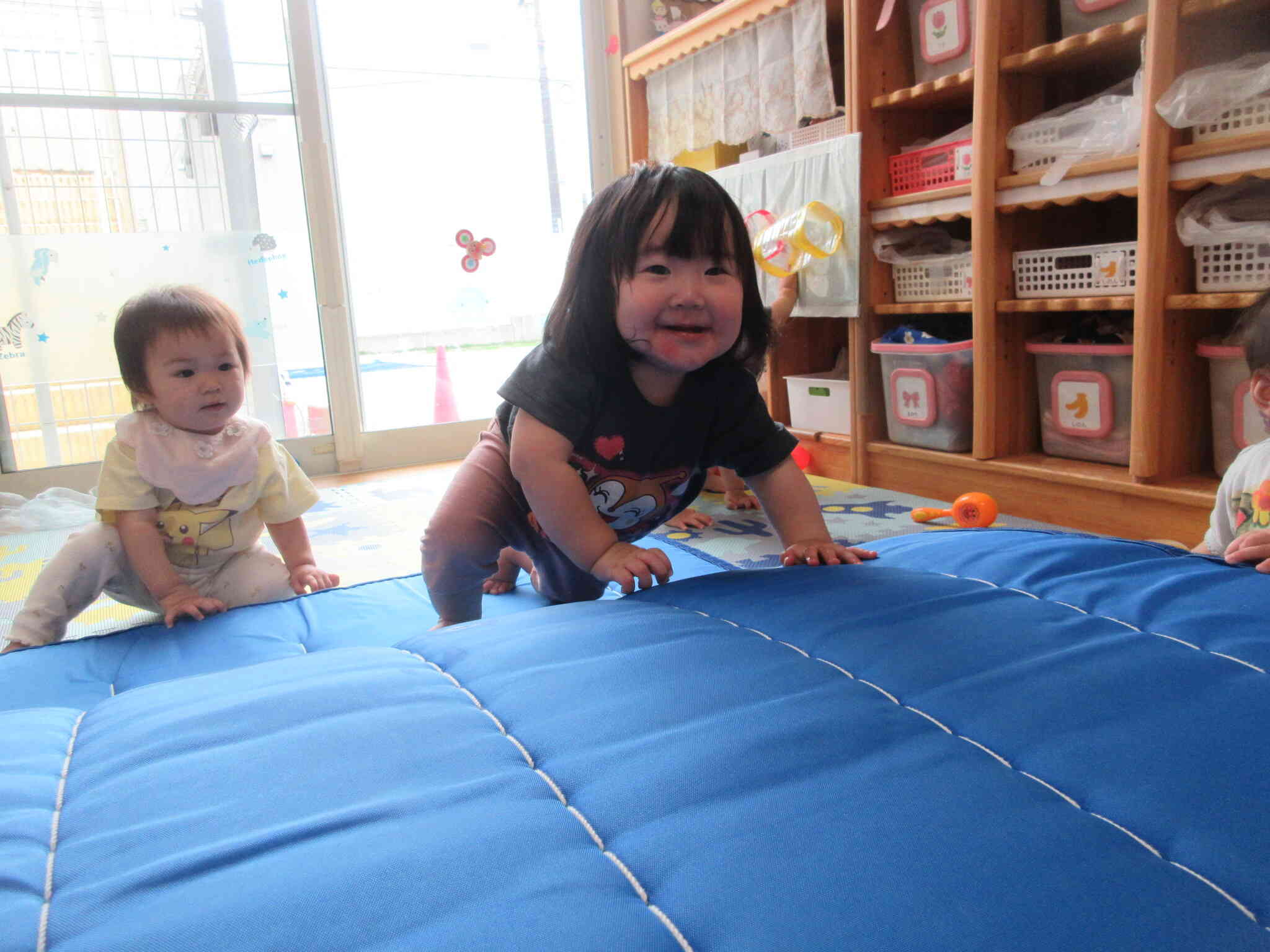 ☆ひよこ組 マット遊び｜ニチイキッズ守山南保育園｜ニチイキッズ