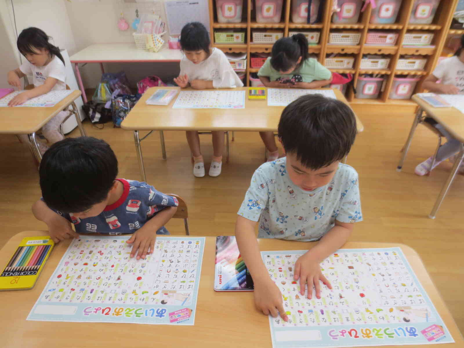 みんな真剣にひらがなを読んでいました！