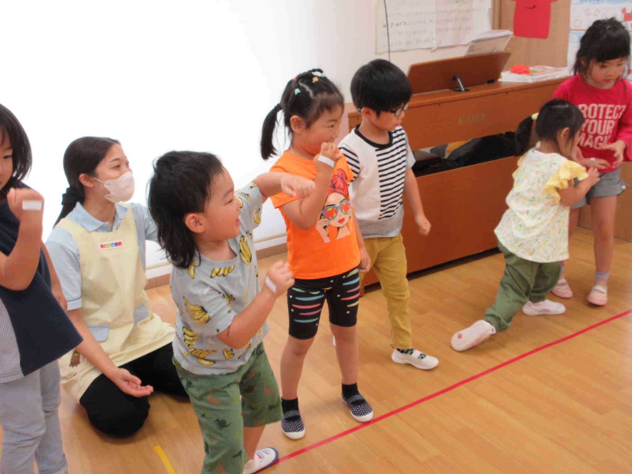 紅白に分かれて競います。熱戦を見守るお友だちも興奮していますね。
