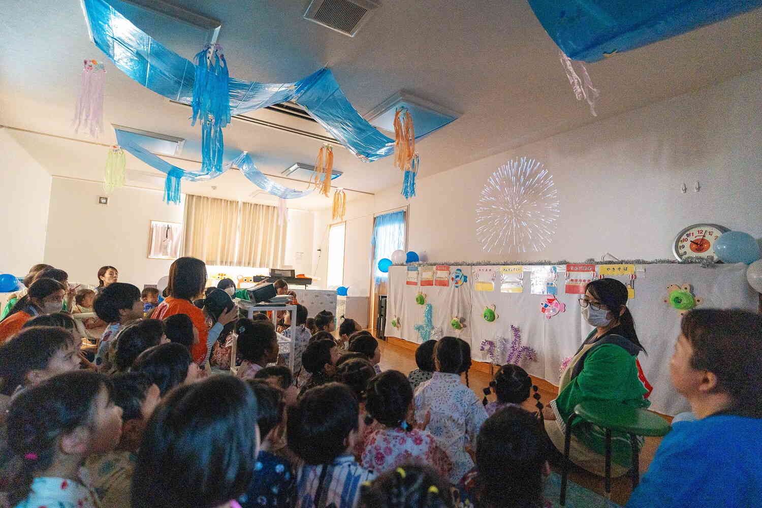 室内で花火大会が始まりました！大きな花火があがると、『おーーーーっ！！』と歓声があがりました。