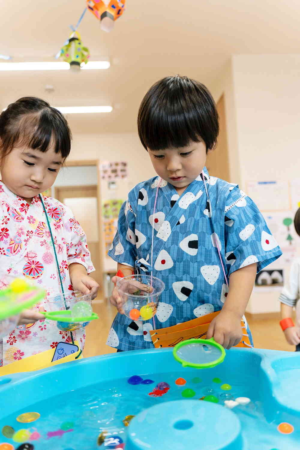 『スーパーボールすくい』ポイが破れないように真剣な表情ですね。