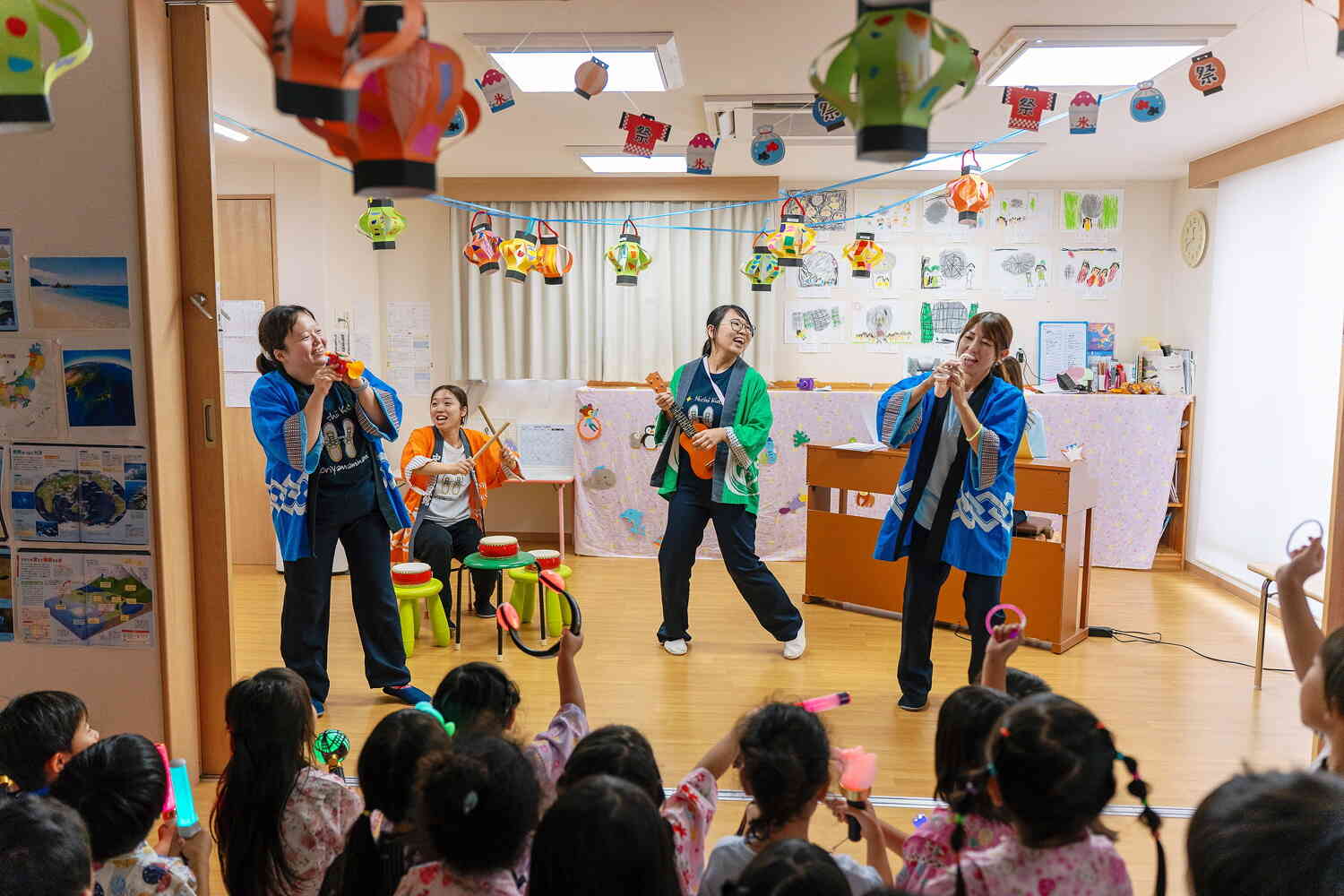 守山南保育園の『夏まつりフェス』ではペンライトやサイリウムを振って、推しの先生を応援しましたよ～。