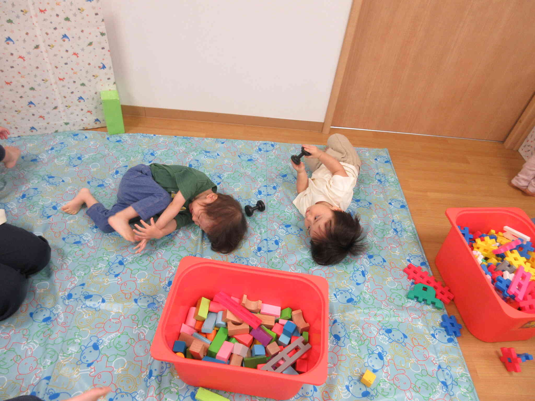 お友だちの真似をして…
