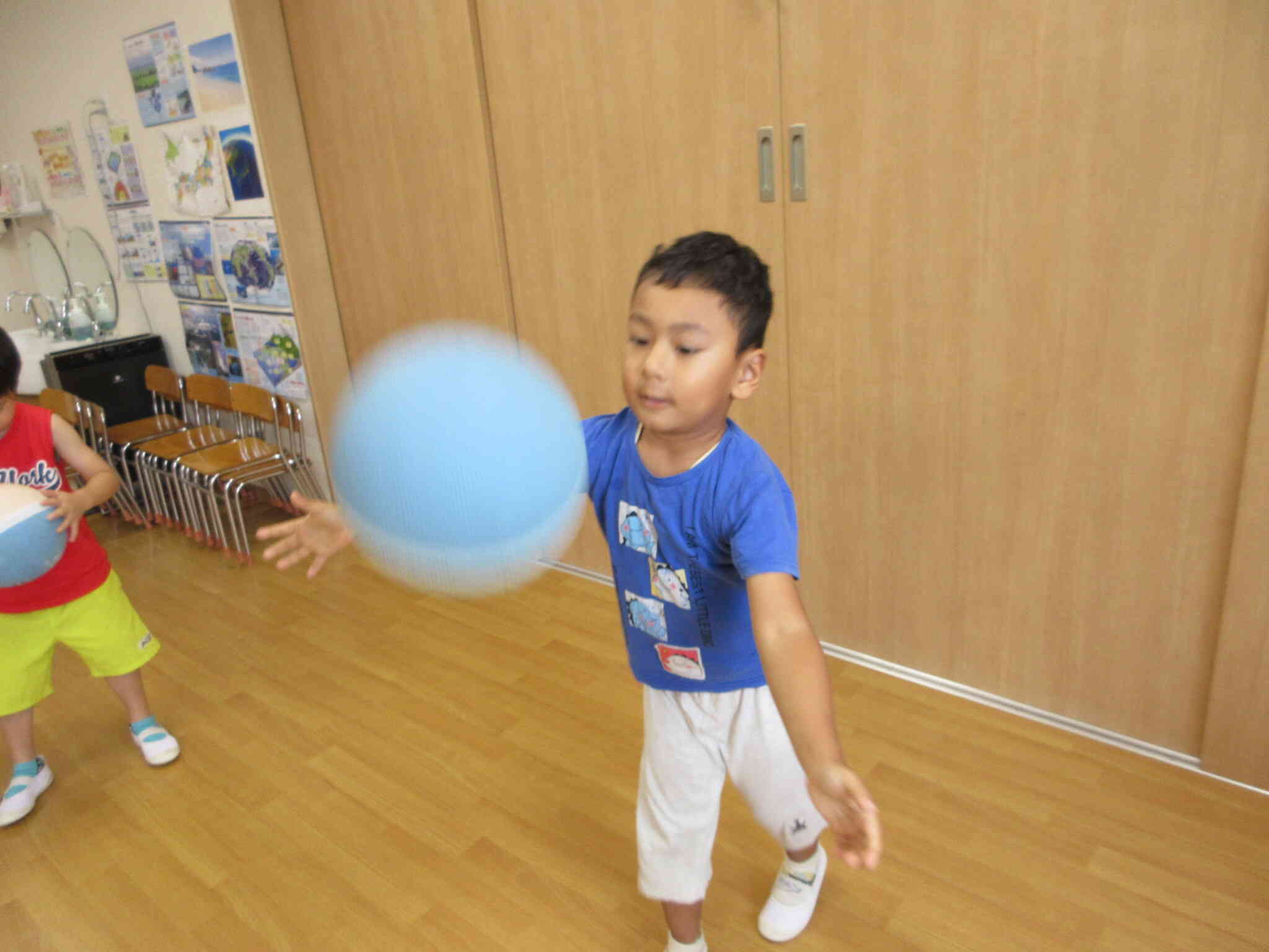 ボール遊びで元気いっぱい！