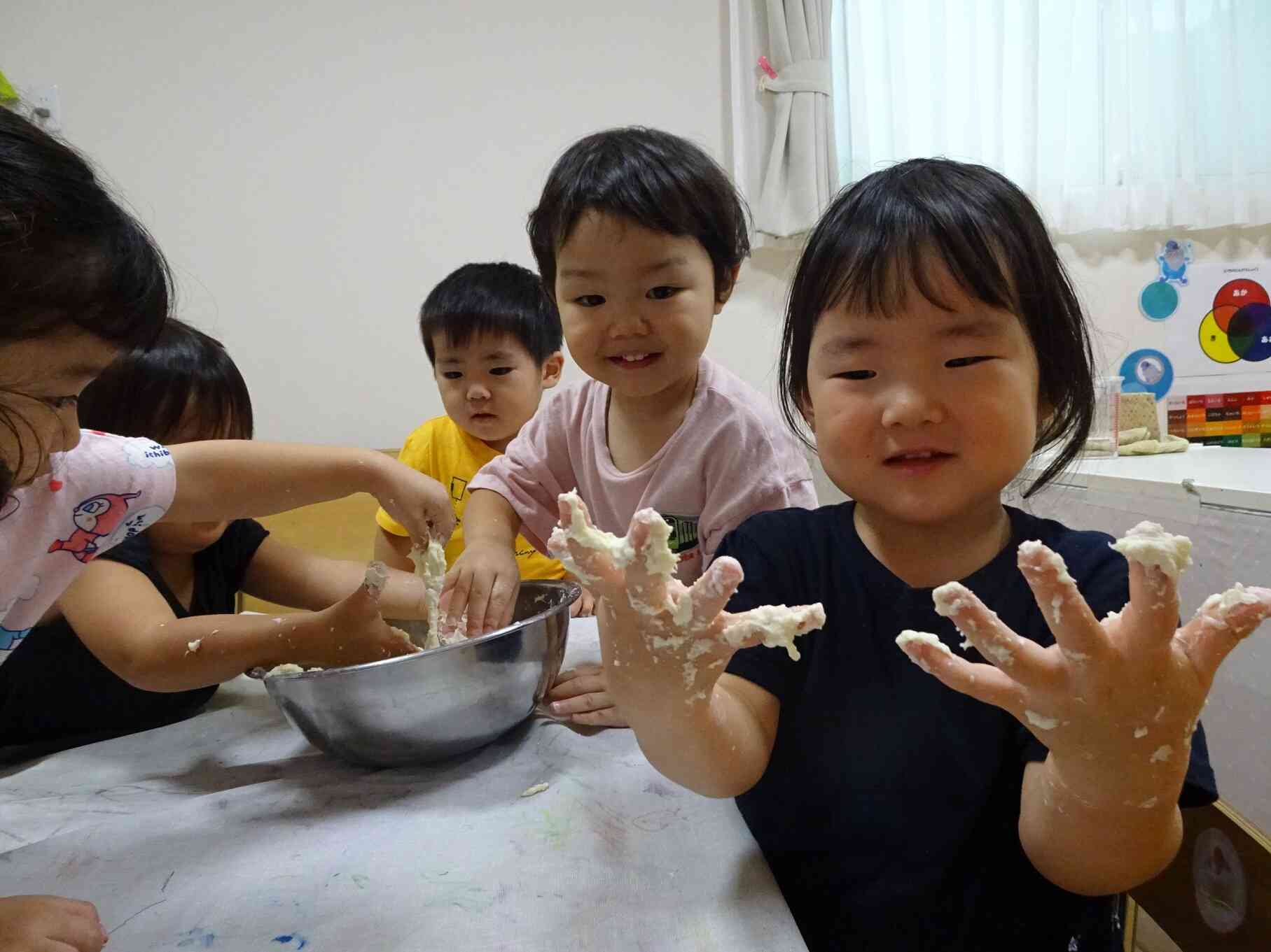 「手がべちゃべちゃ～」と言いながらも繰り返し触ることを楽しんでいました！