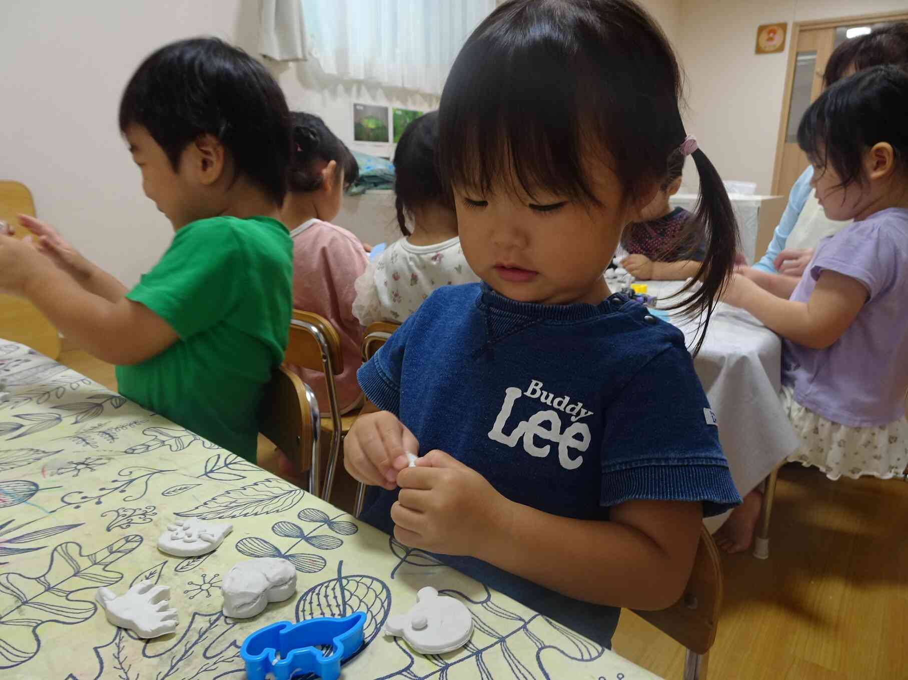 「くまさんのおめめ～！」と細かくちぎりながら顔を作っていました！