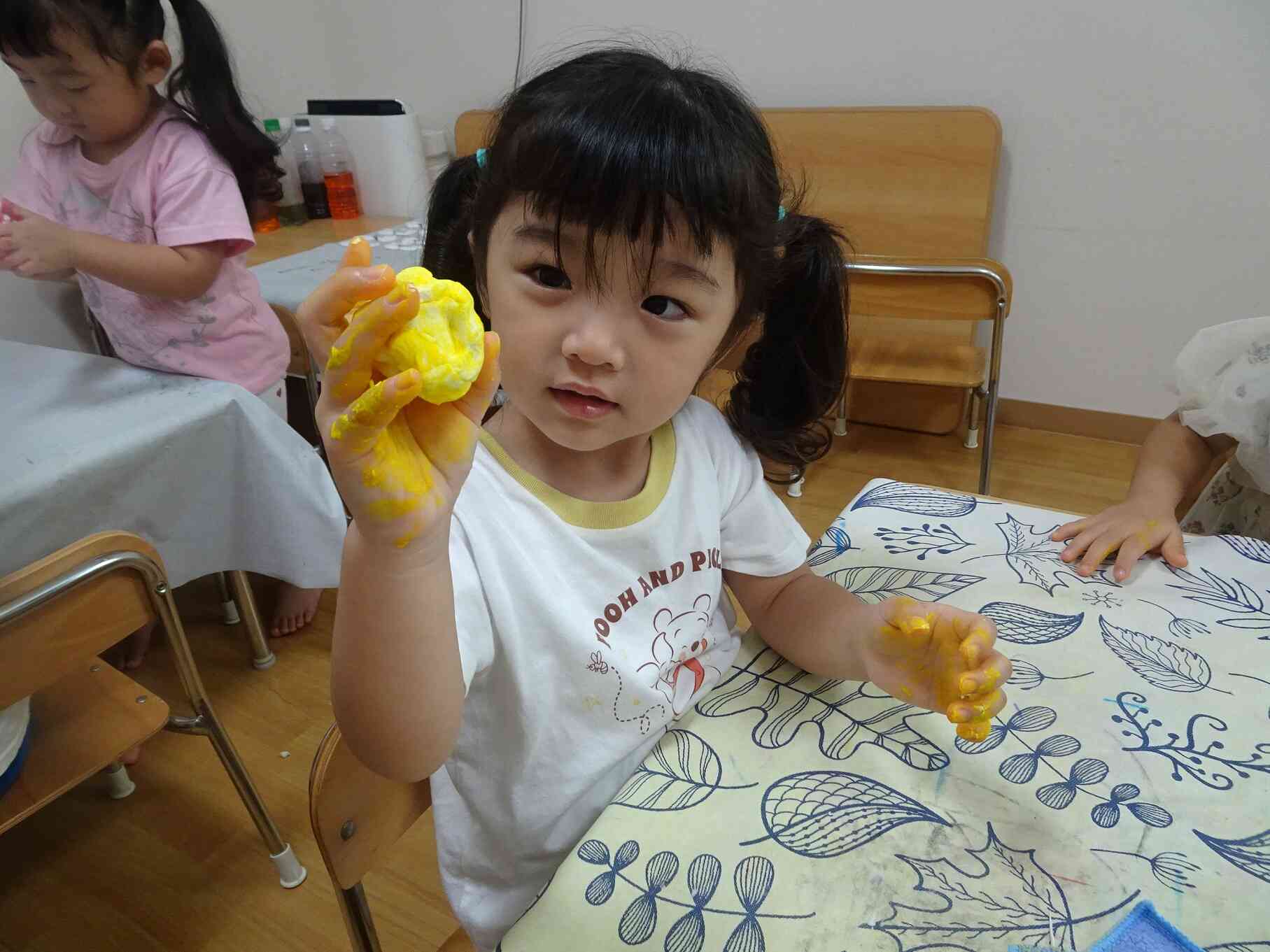 紙粘土に絵具を入れてこねると・・・「黄色になったよ！」