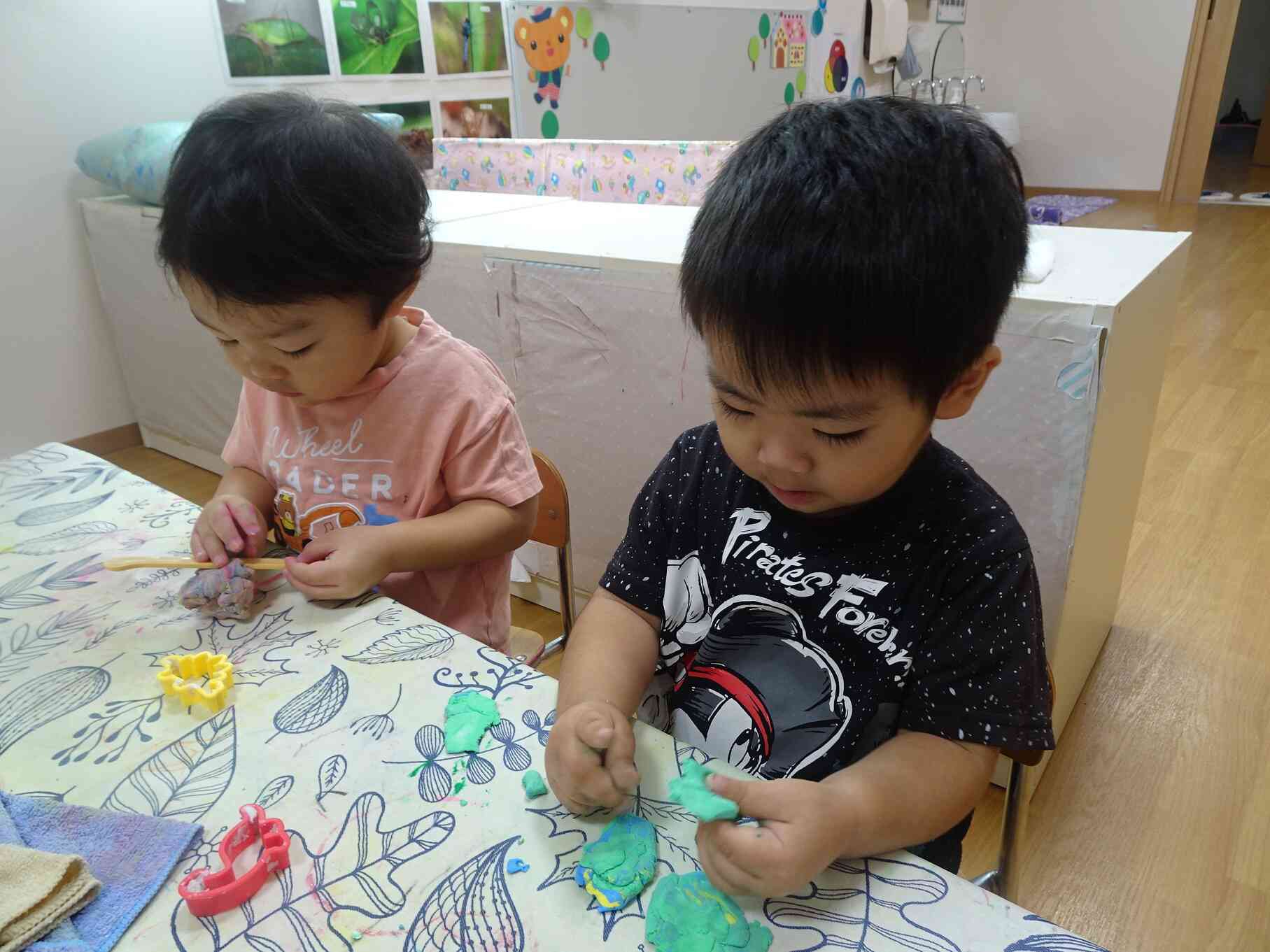 「何作ろうかな・・・？」とっても真剣です！