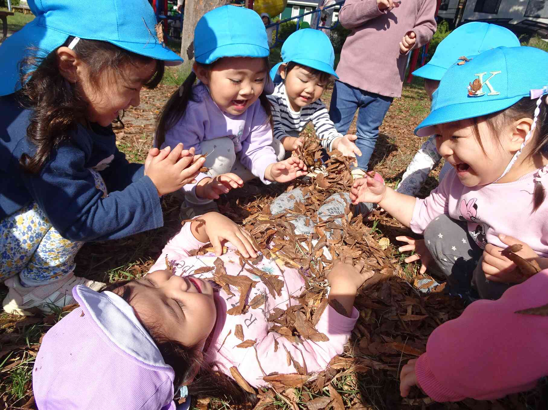 うさぎ組　落ち葉遊び