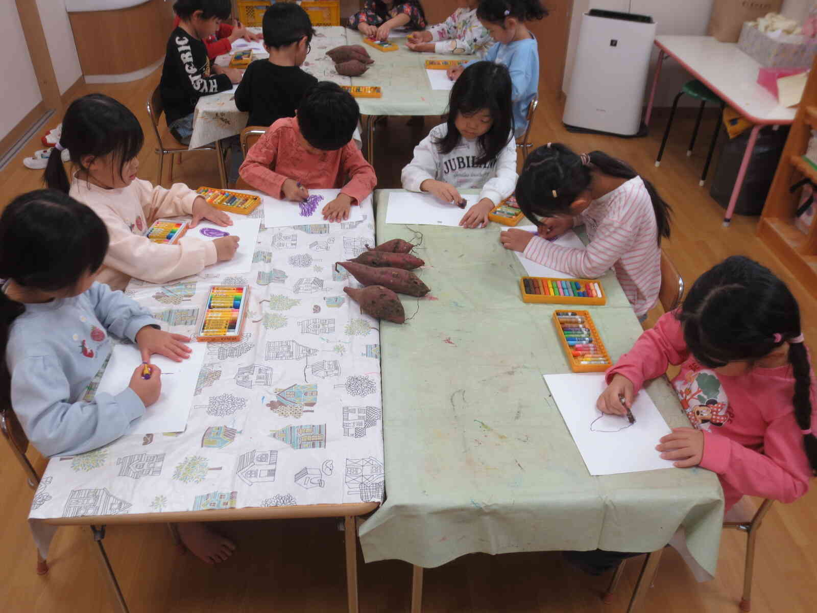 収穫したさつまいもの絵を描きました！