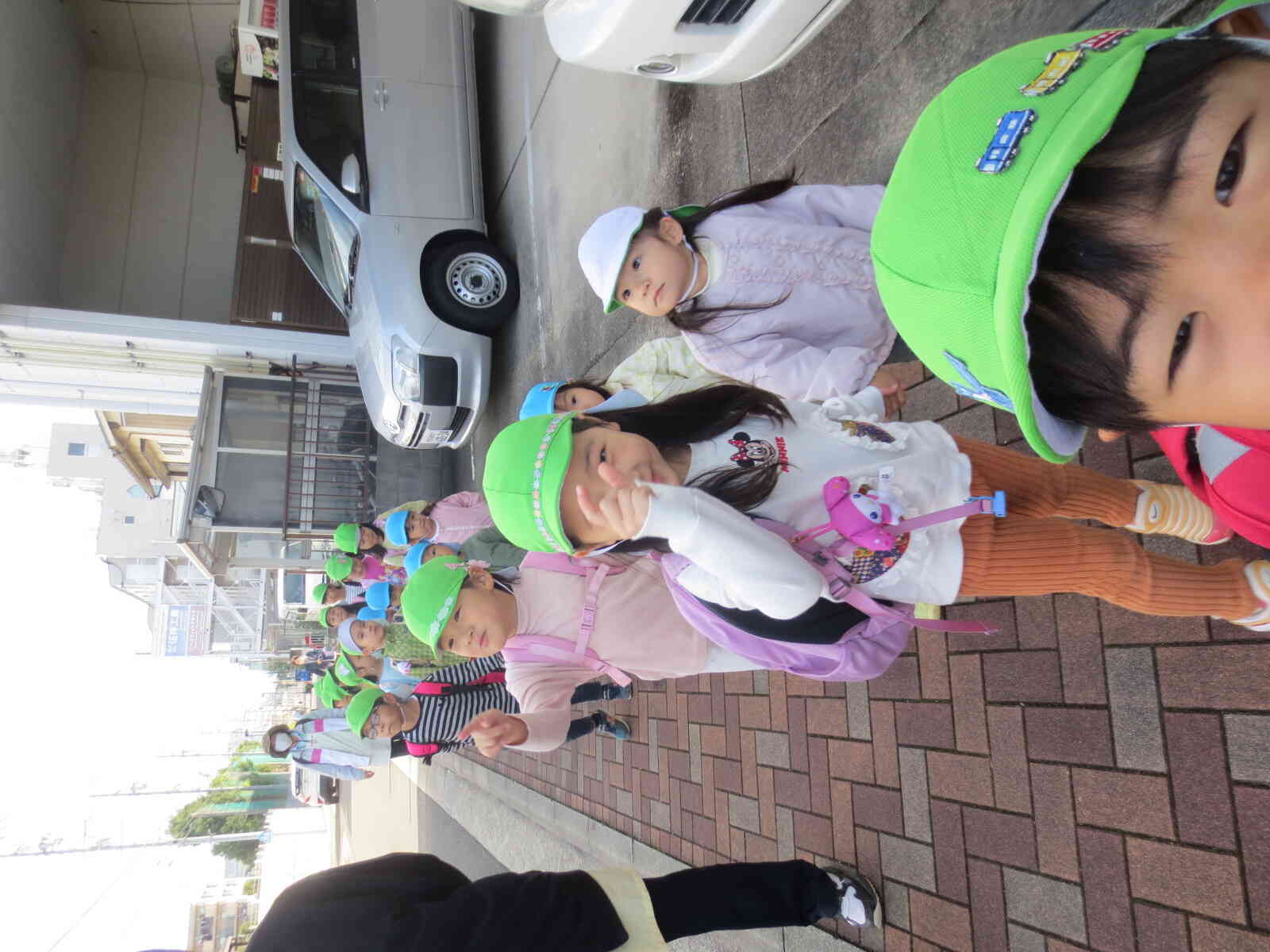 きりん組　うさぎ組と散歩