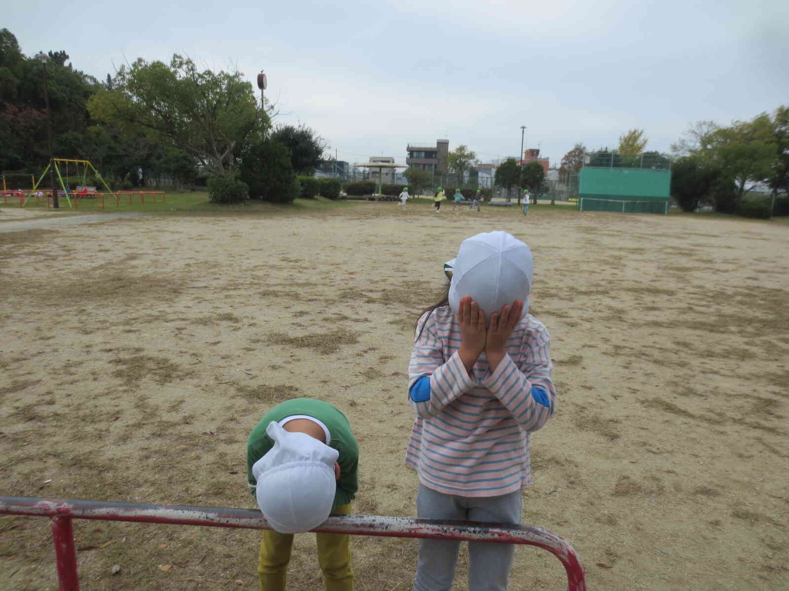 マラソンの練習後は、鬼ごっこ！元気いっぱいです。