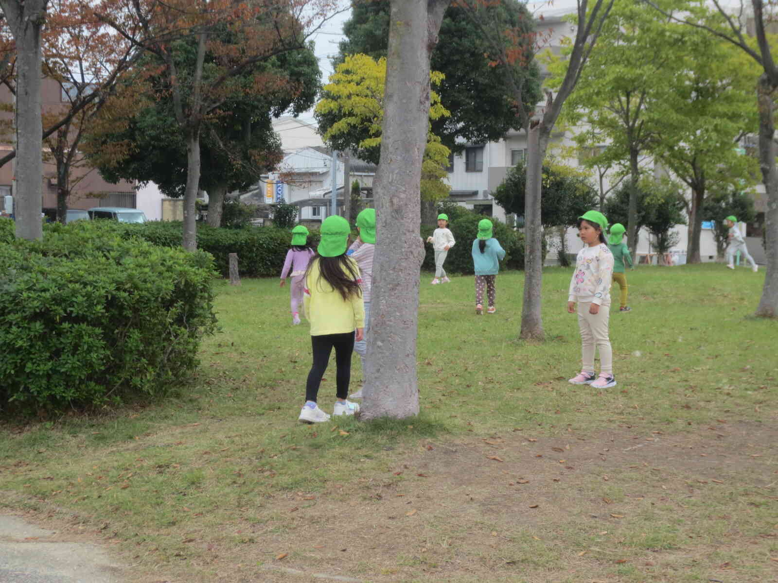 かくれんぼ鬼では、どこに鬼が隠れているのかみんなで必死に探していました！