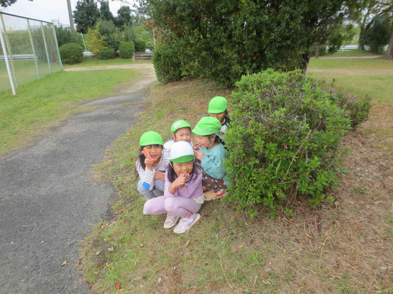 これは、「鬼を探せ鬼」隠れている鬼のところに一緒にそっと隠れる鬼ごっこ遊びをしました！