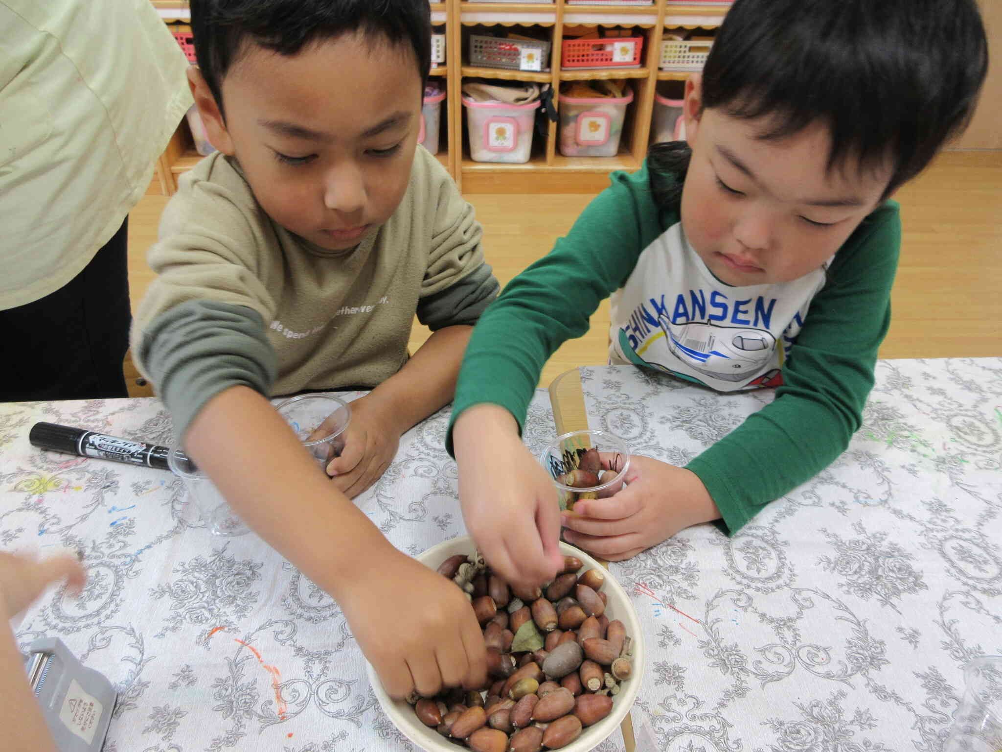 どんぐりを使って何をつくろうかな？