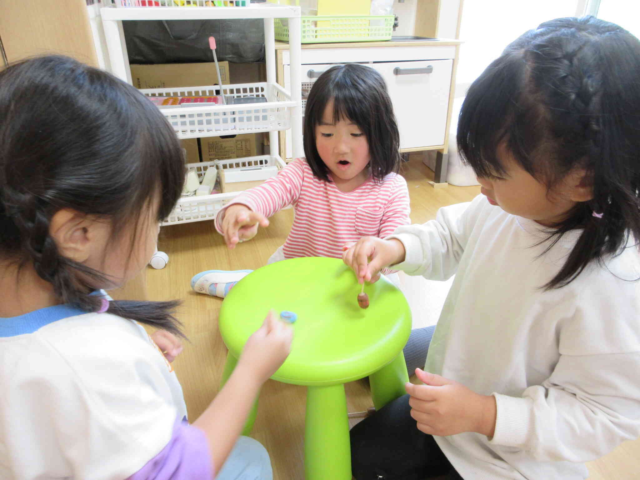 どんぐりコマで一緒に遊ぼう！