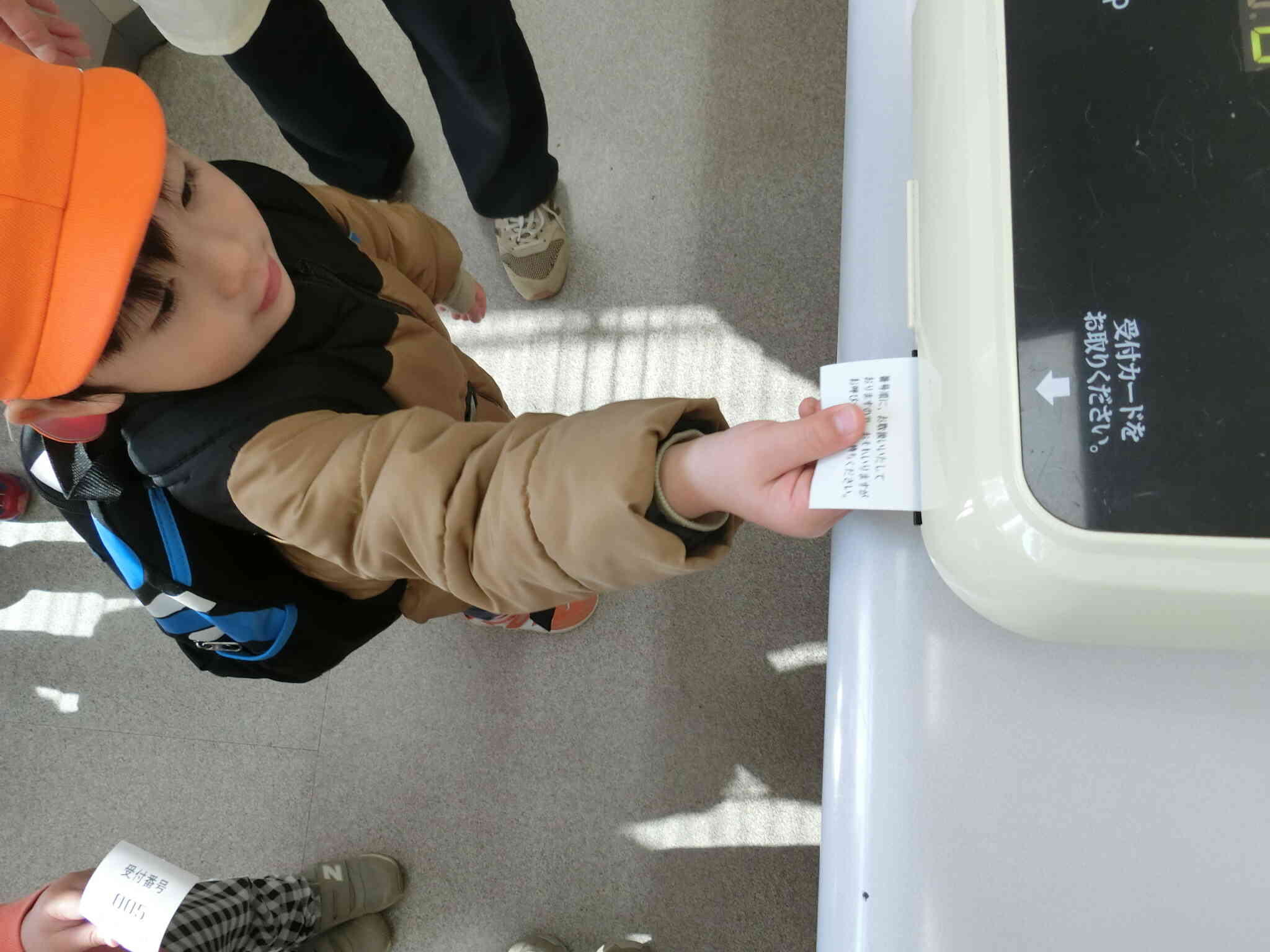 番号札を取って順番を待つよ！