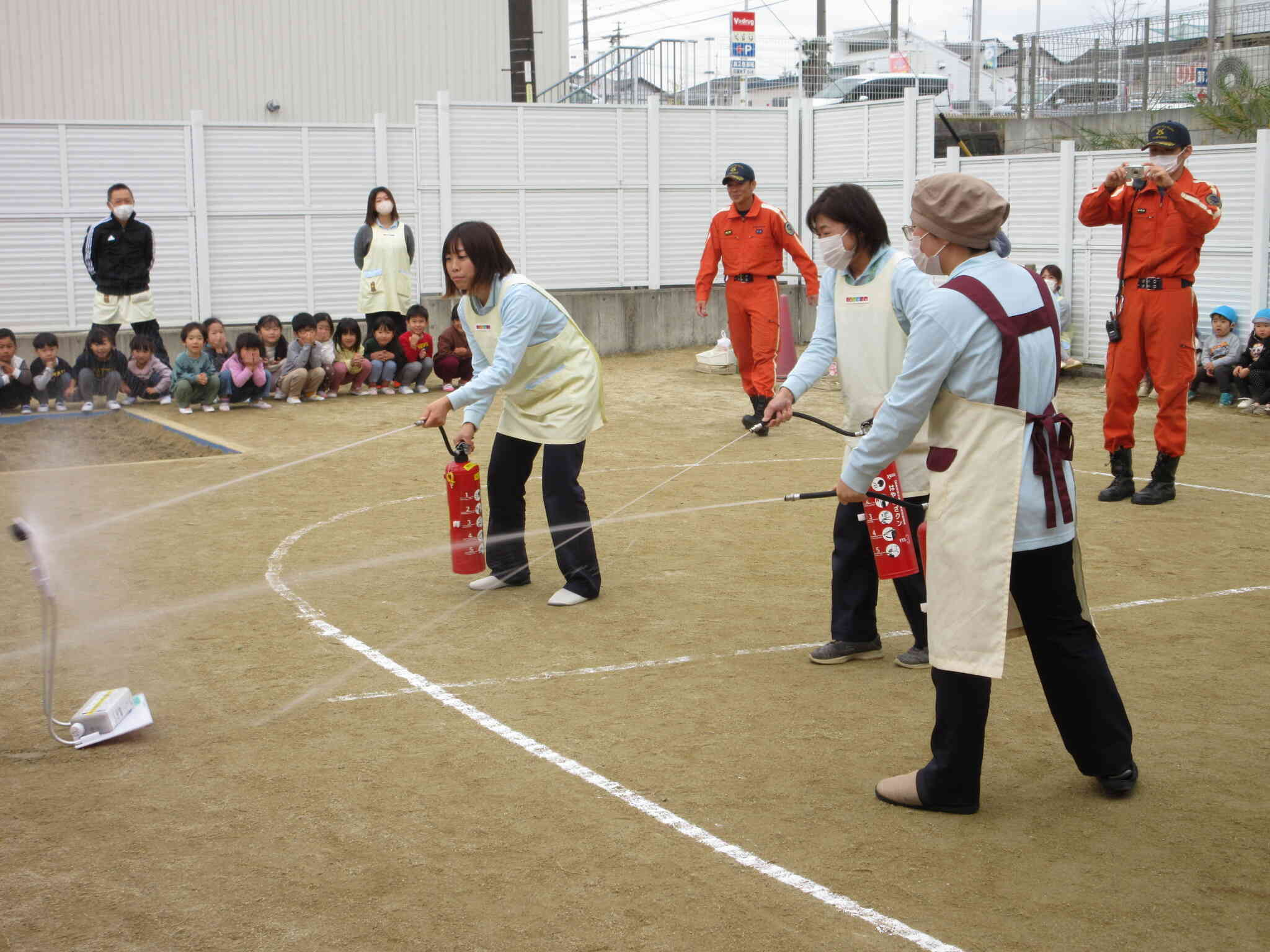 『火事だ！！』お友だちみんなは園庭に避難し、先生が消火器の訓練を受けました。