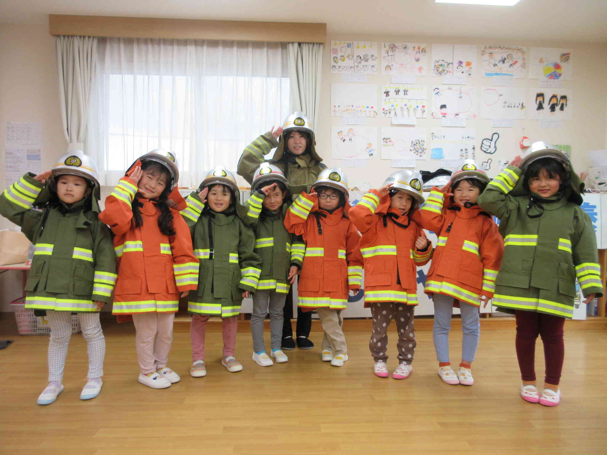 防火服を着て記念撮影です。『重たいっ！』とびっくりするお友だちも。