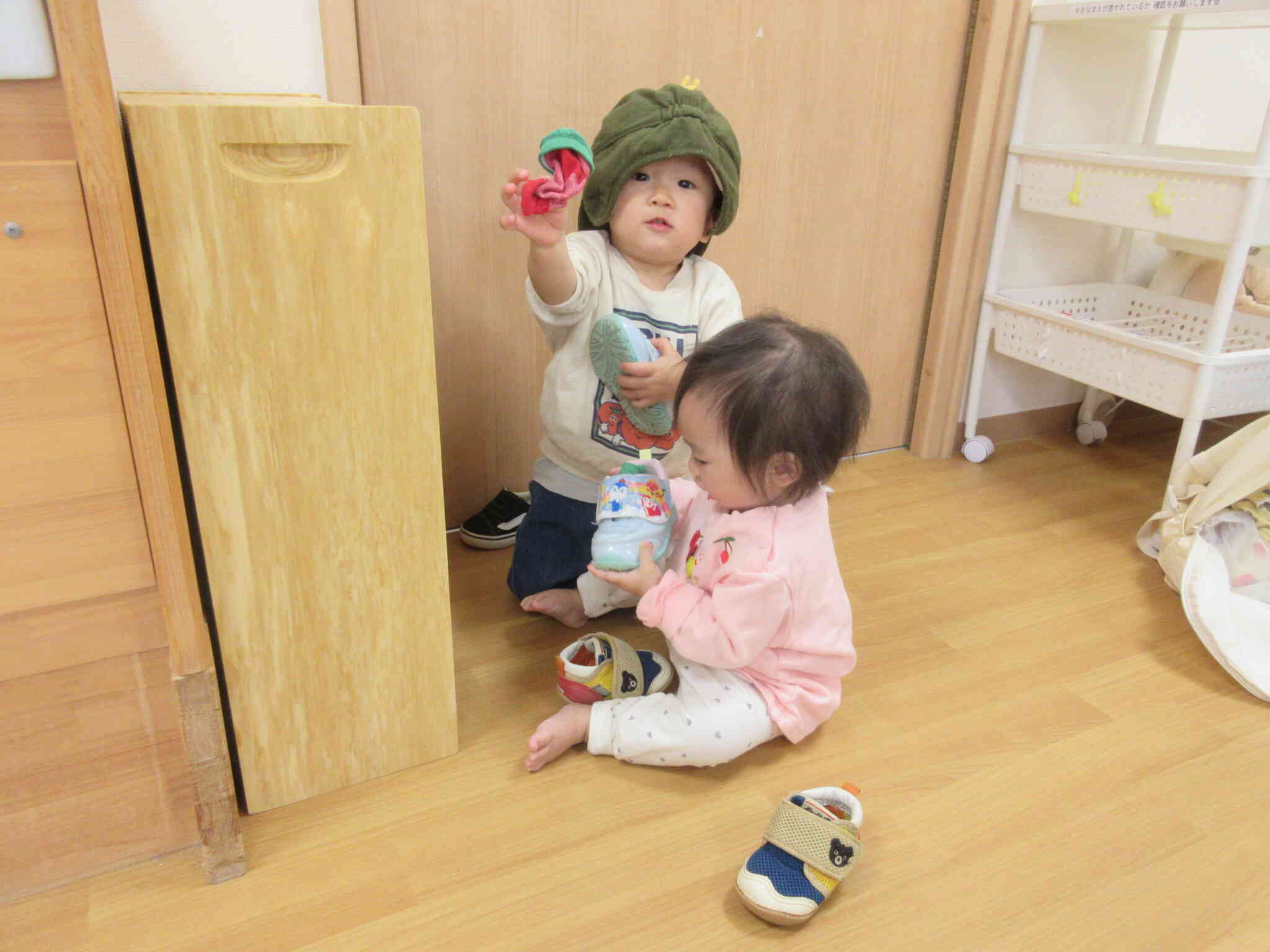 外に行くよ！ほら、みんな準備するよー！！自分でやってみたり、お友だちに届けたりしてくれてるよ！！