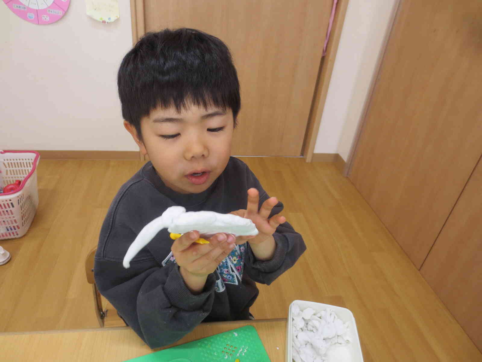 「これは目で、これは口で・・」と説明中！