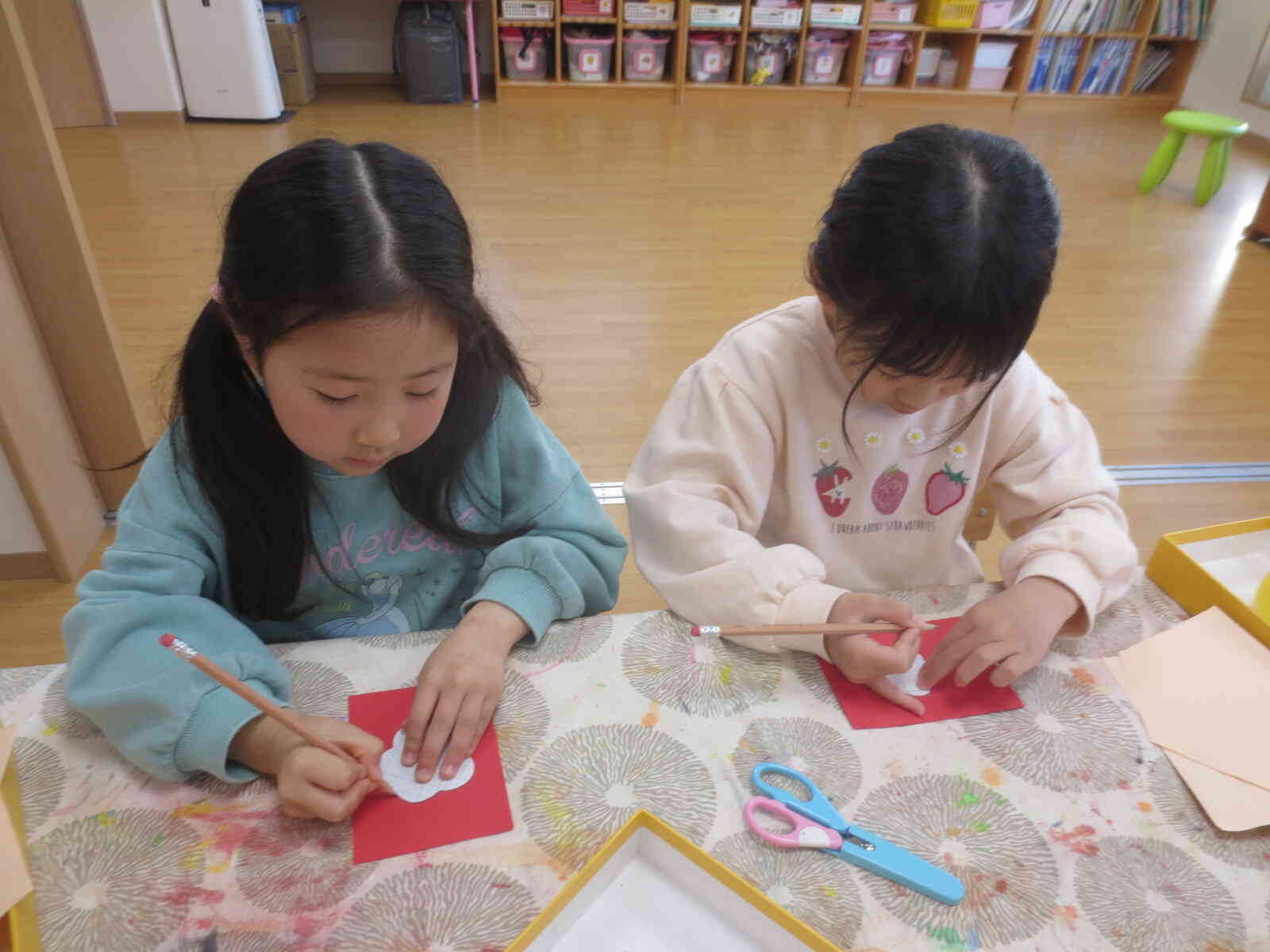 絵馬だけではなく、梅の花も型紙から書きました！