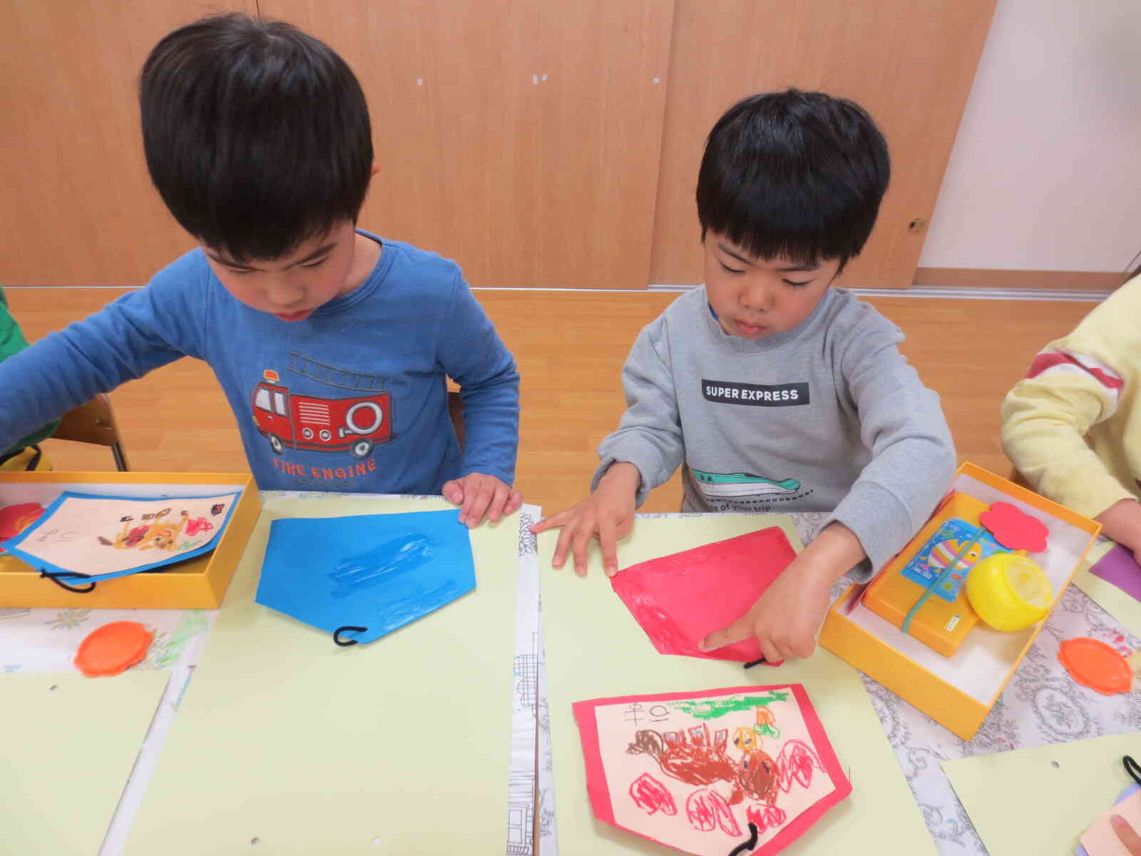 最後は、台紙に貼って完成！！