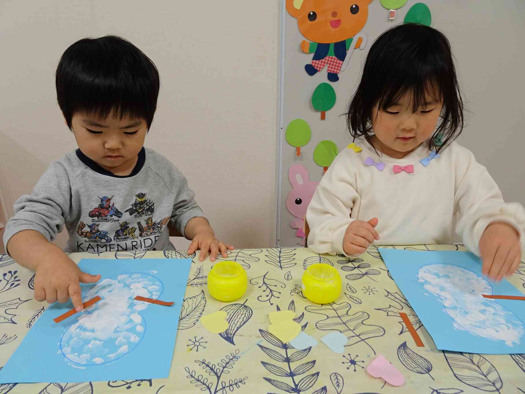 ぬりぬりペタペタ・・・上手に糊づけもできるようになりました！