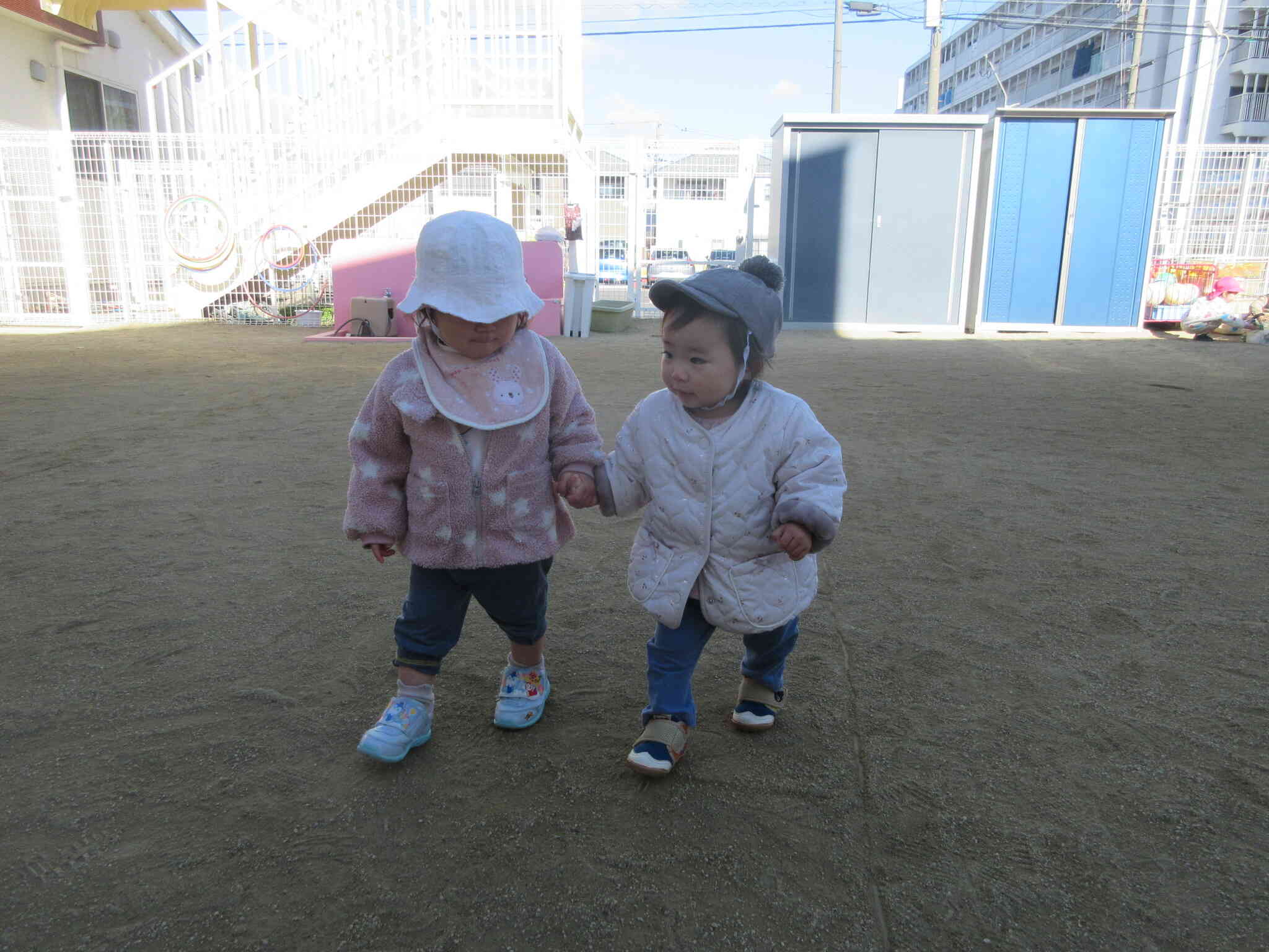 手を繋いで歩いてみたよ！