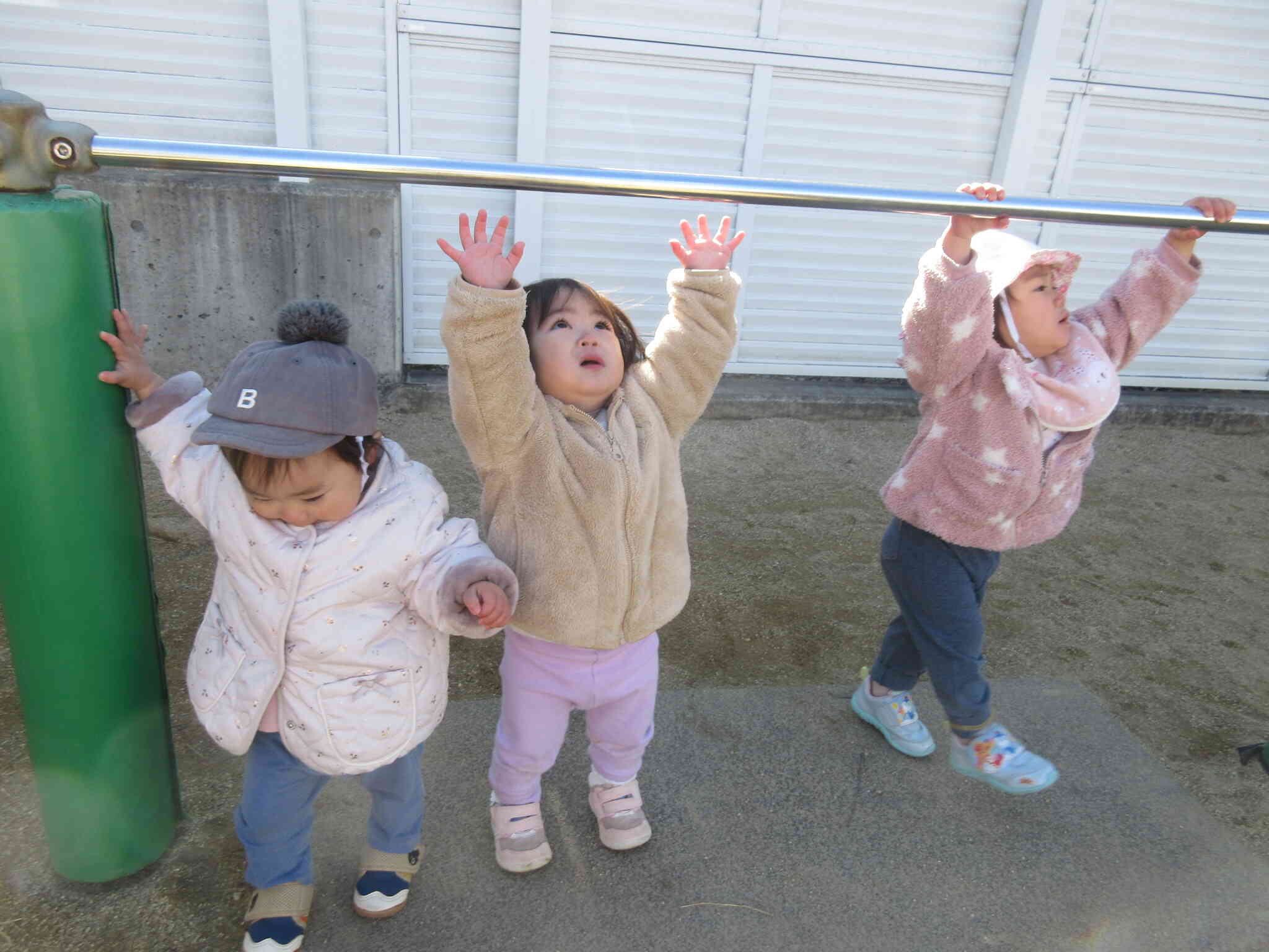 あーーーーん。届かないっ！一生懸命手を伸ばしているよ。