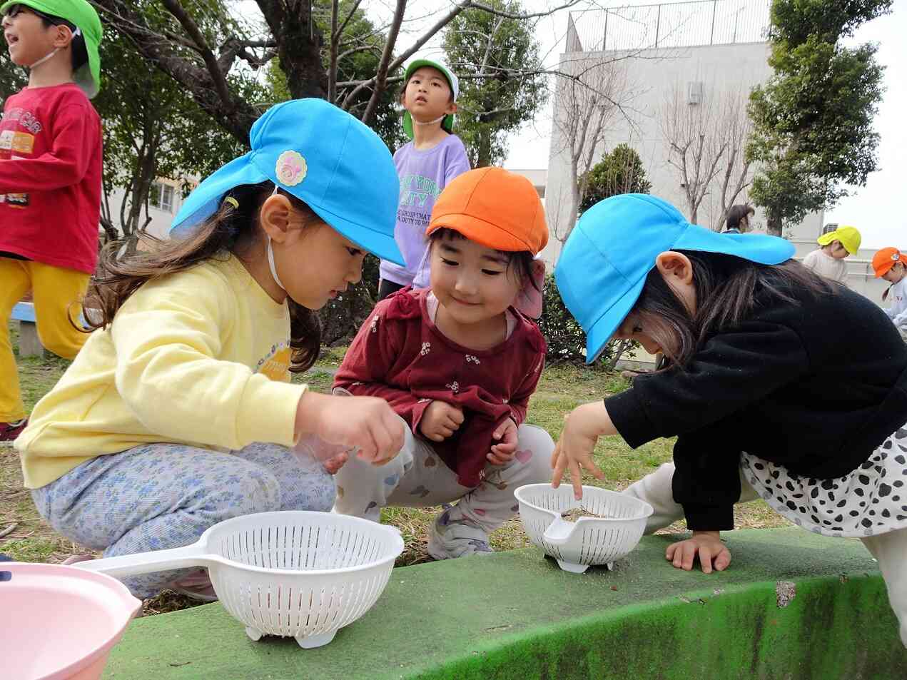 作っている様子を見守ってくれるお姉さん！一緒に遊んでくれて嬉しいね！