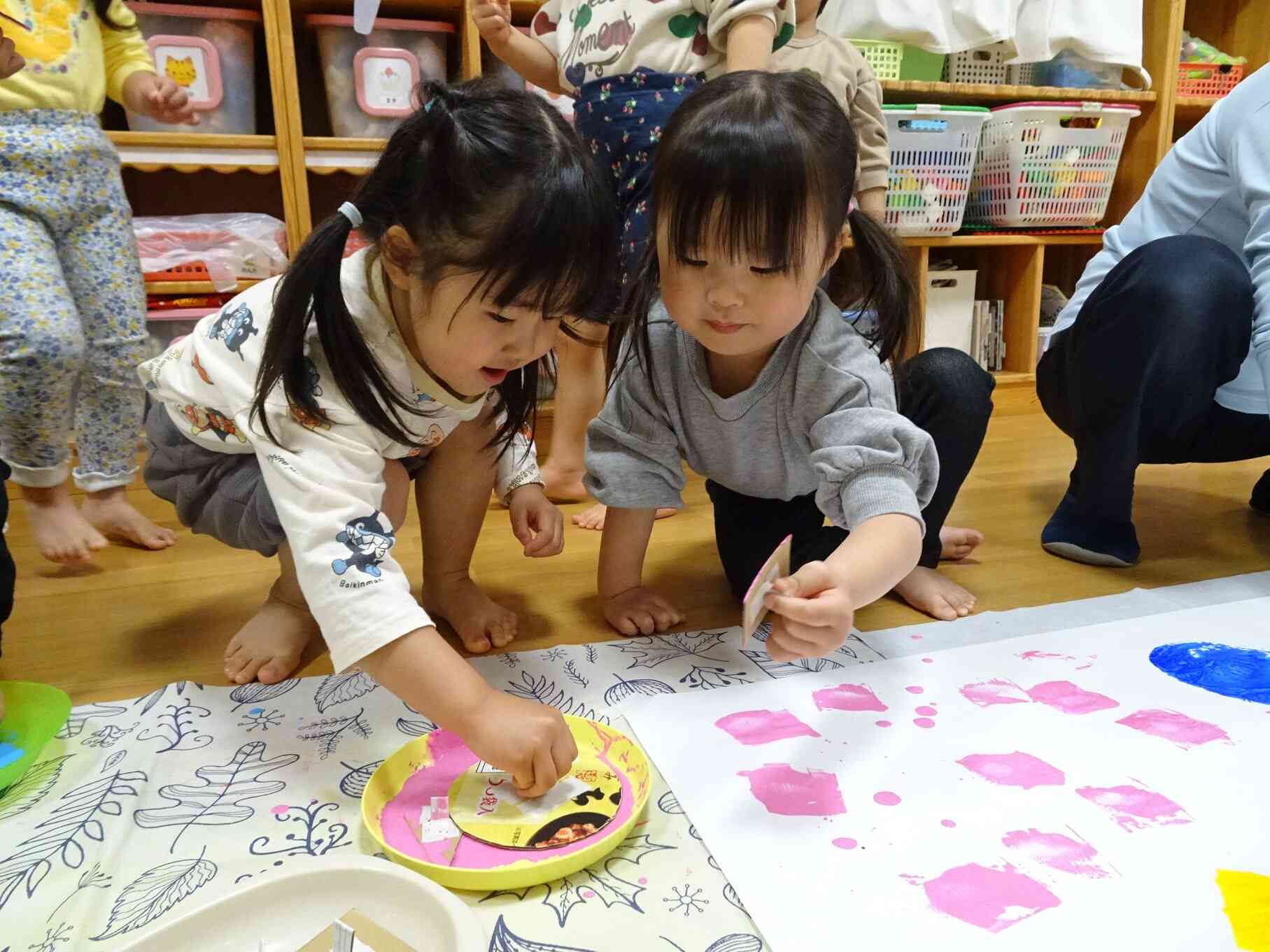 絵具でペタペタ！どんな形ができるかな？