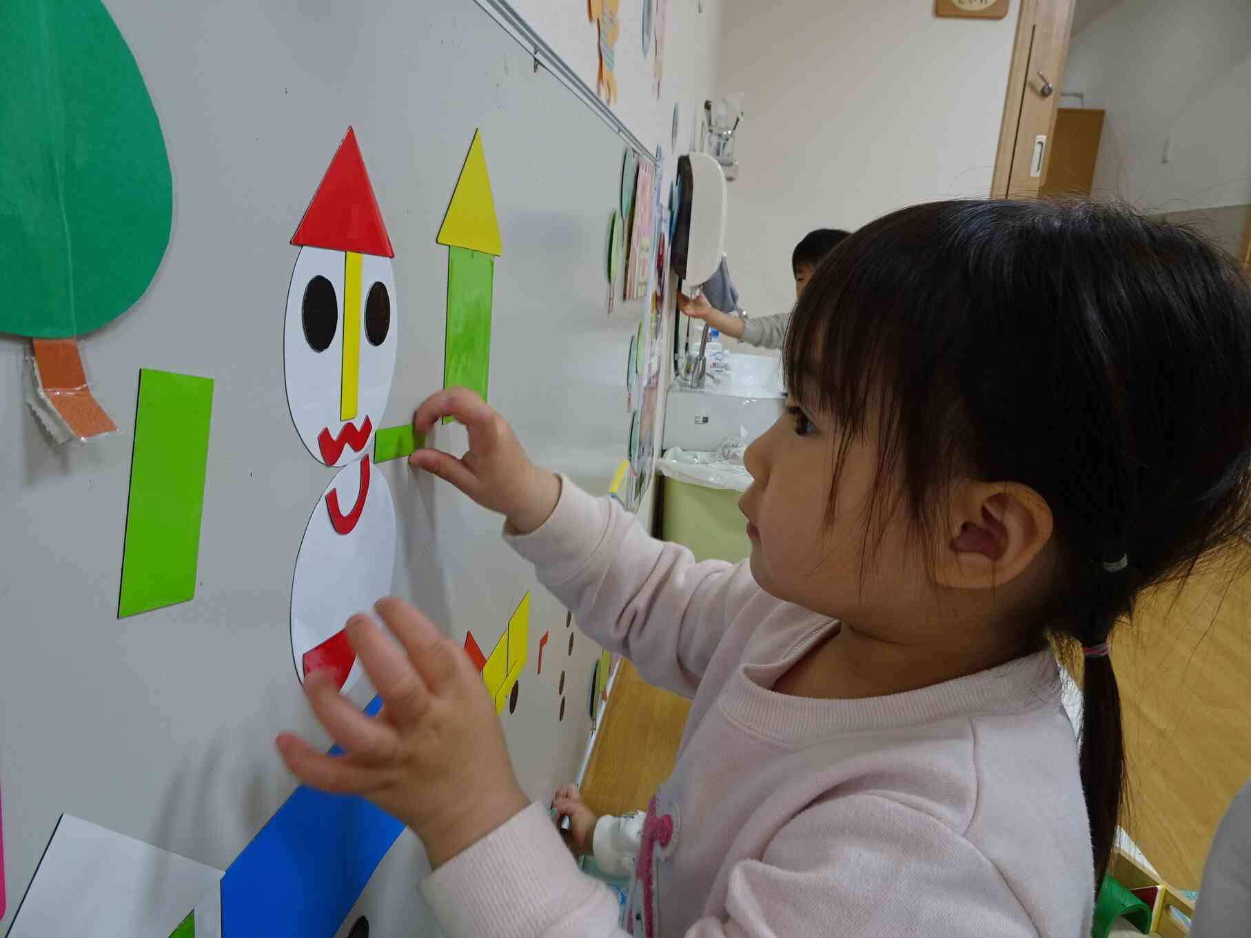 いろいろな形のマグネットで顔を作ったよ！目も口もあるね！手もつけようかな？