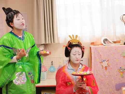 えっ！？先生がお内裏様とお雛様にっ？？