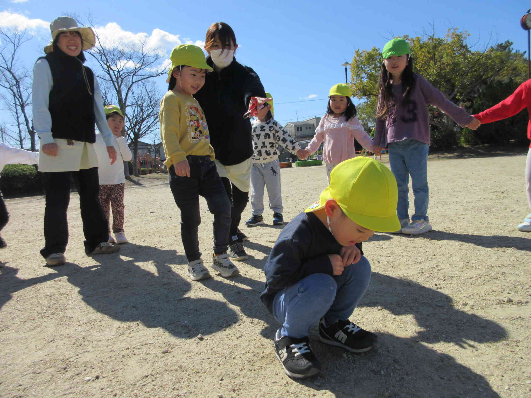 かごめかごめでは「誰だー？」と後ろの子を考え中！