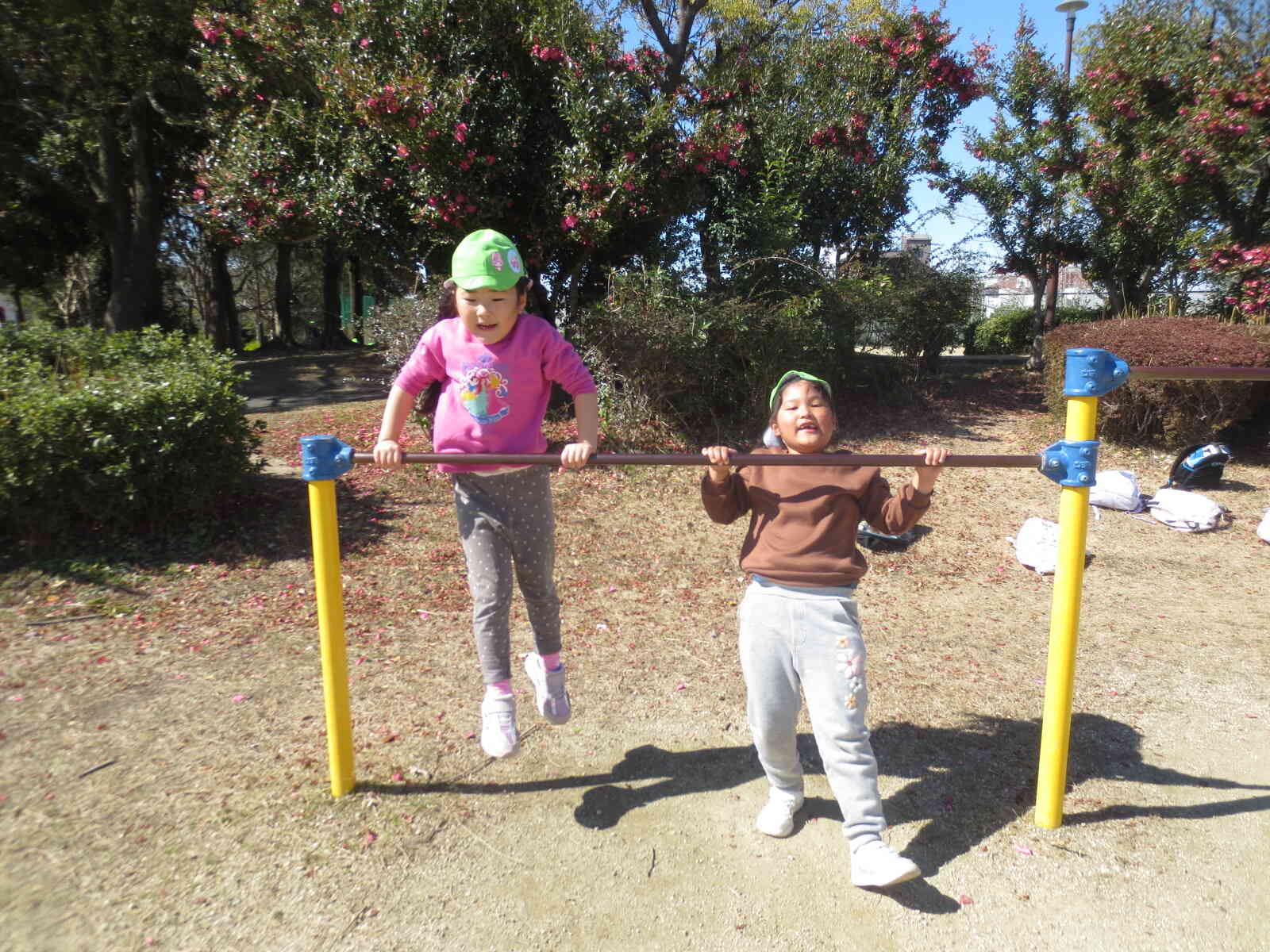 前回りと逆上がりに挑戦中！