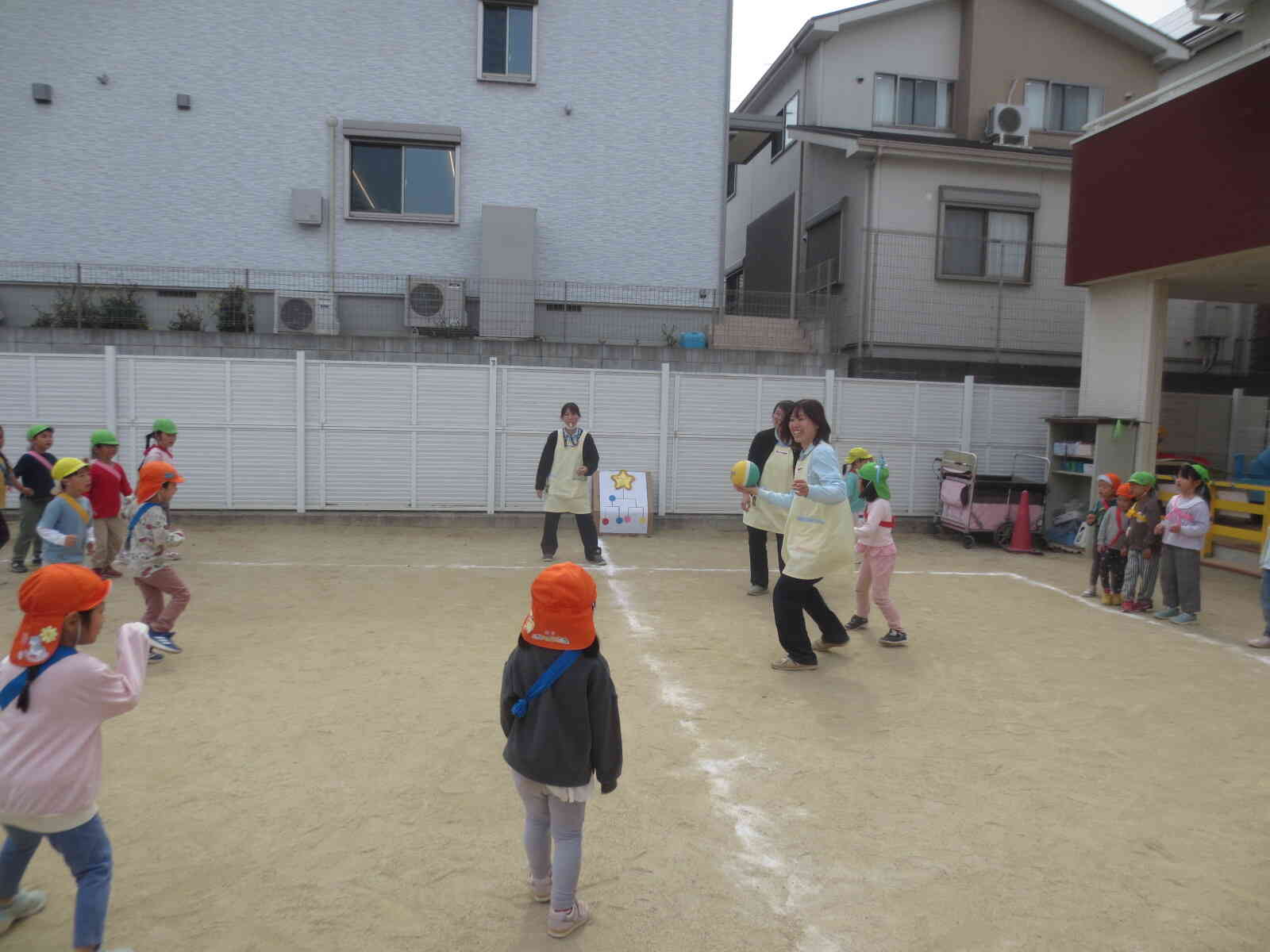優勝チームは黄色チームでした。最後にエキシビションマッチとして、幼児3クラスVS先生で盛り上がりました！